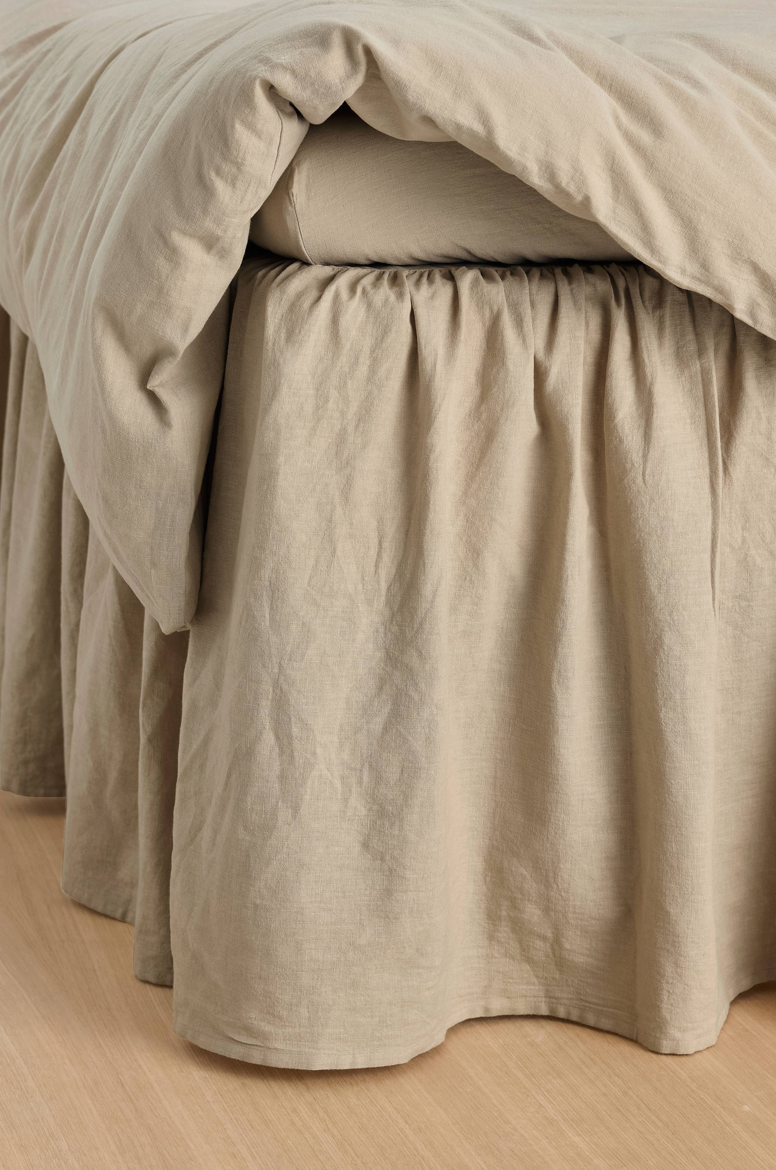 Sengekappe Elly Frilled i resirkulert halvlinne 52 cm