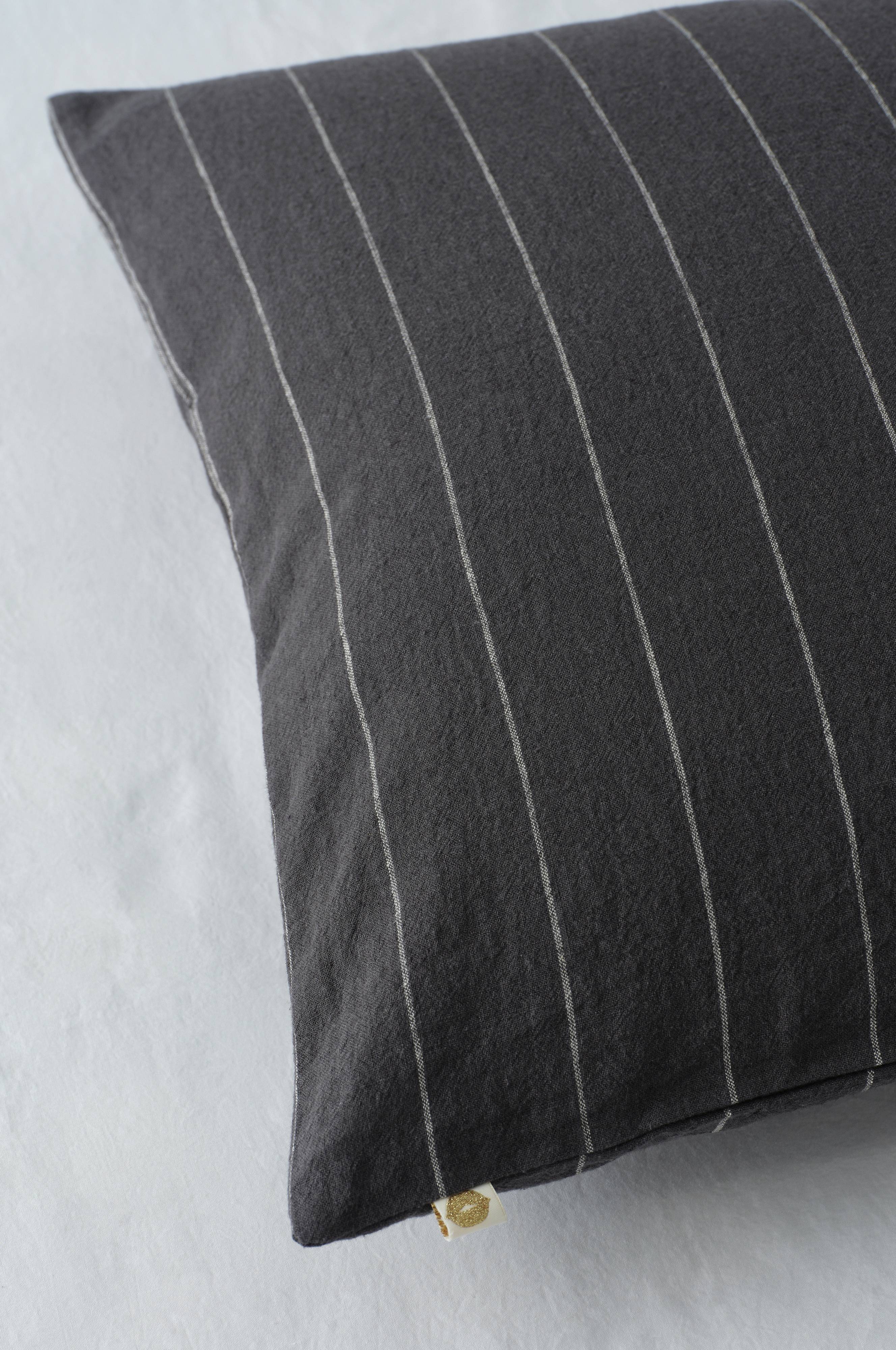 Sengesett Elly Thin Stripe i resirkulert halvlinne 2 eller 3 stykker