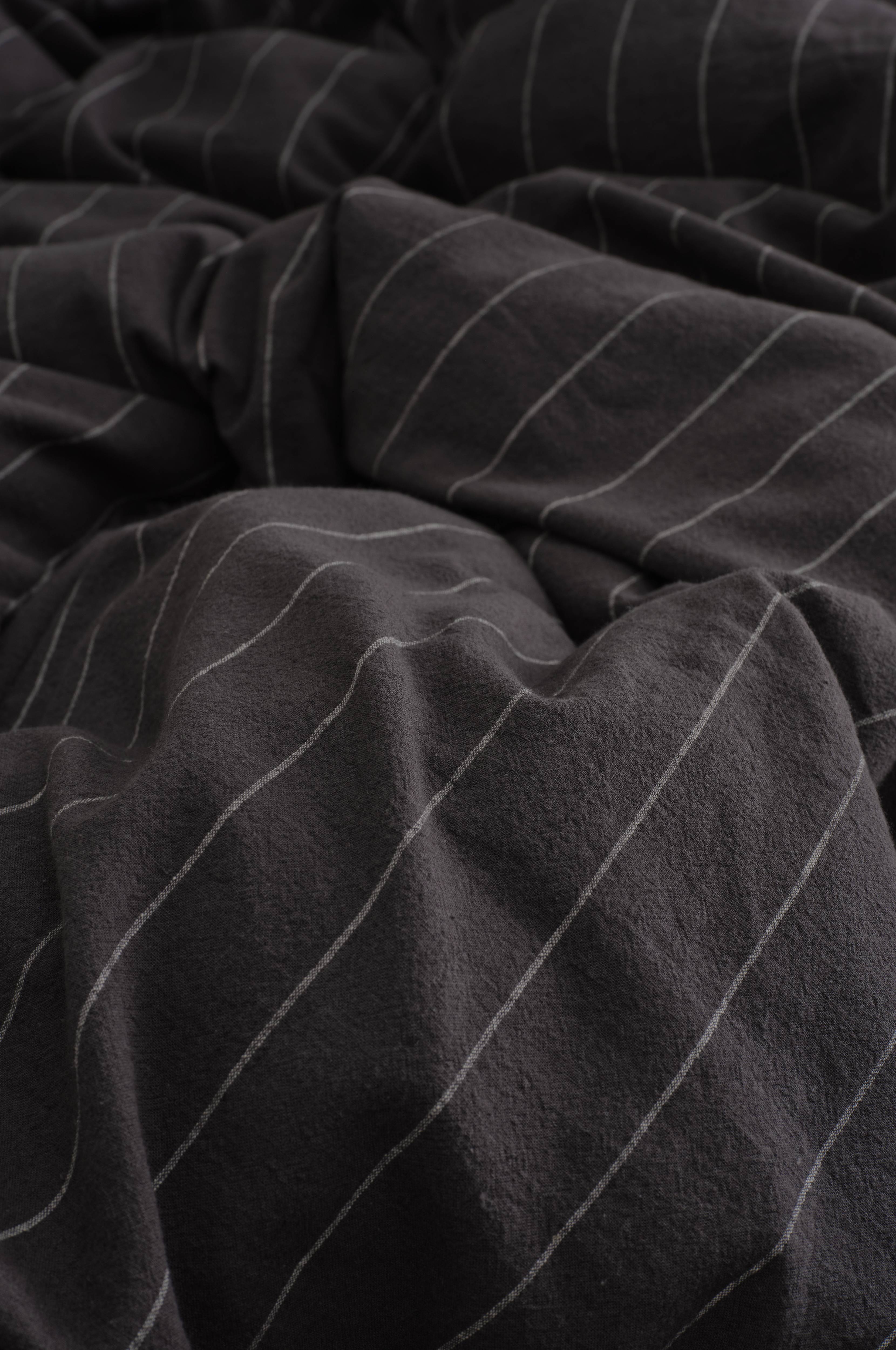 Sengesett Elly Thin Stripe i resirkulert halvlinne 2 eller 3 stykker