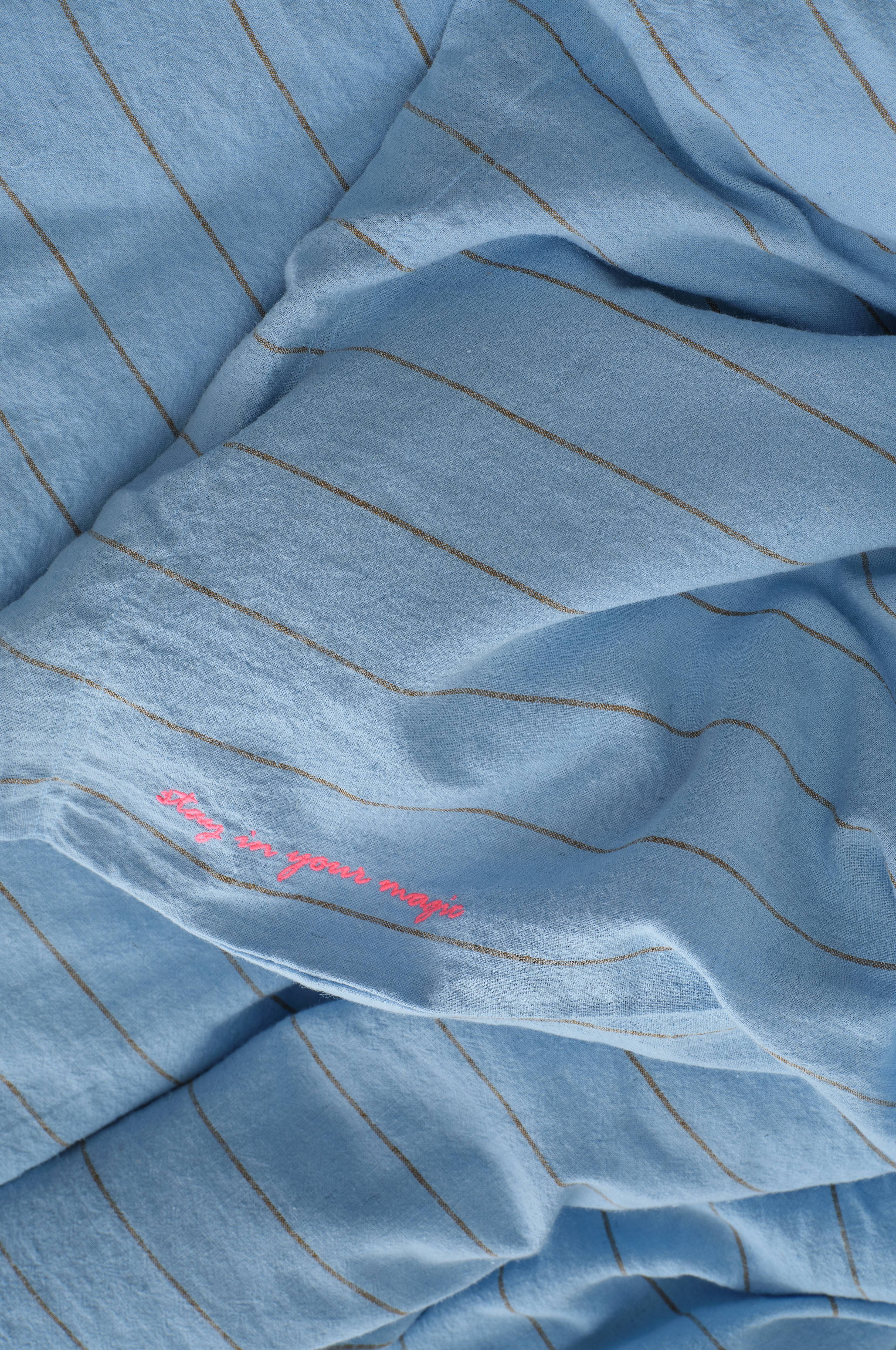 Sengesett Elly Thin Stripe i resirkulert halvlinne 2 eller 3 stykker