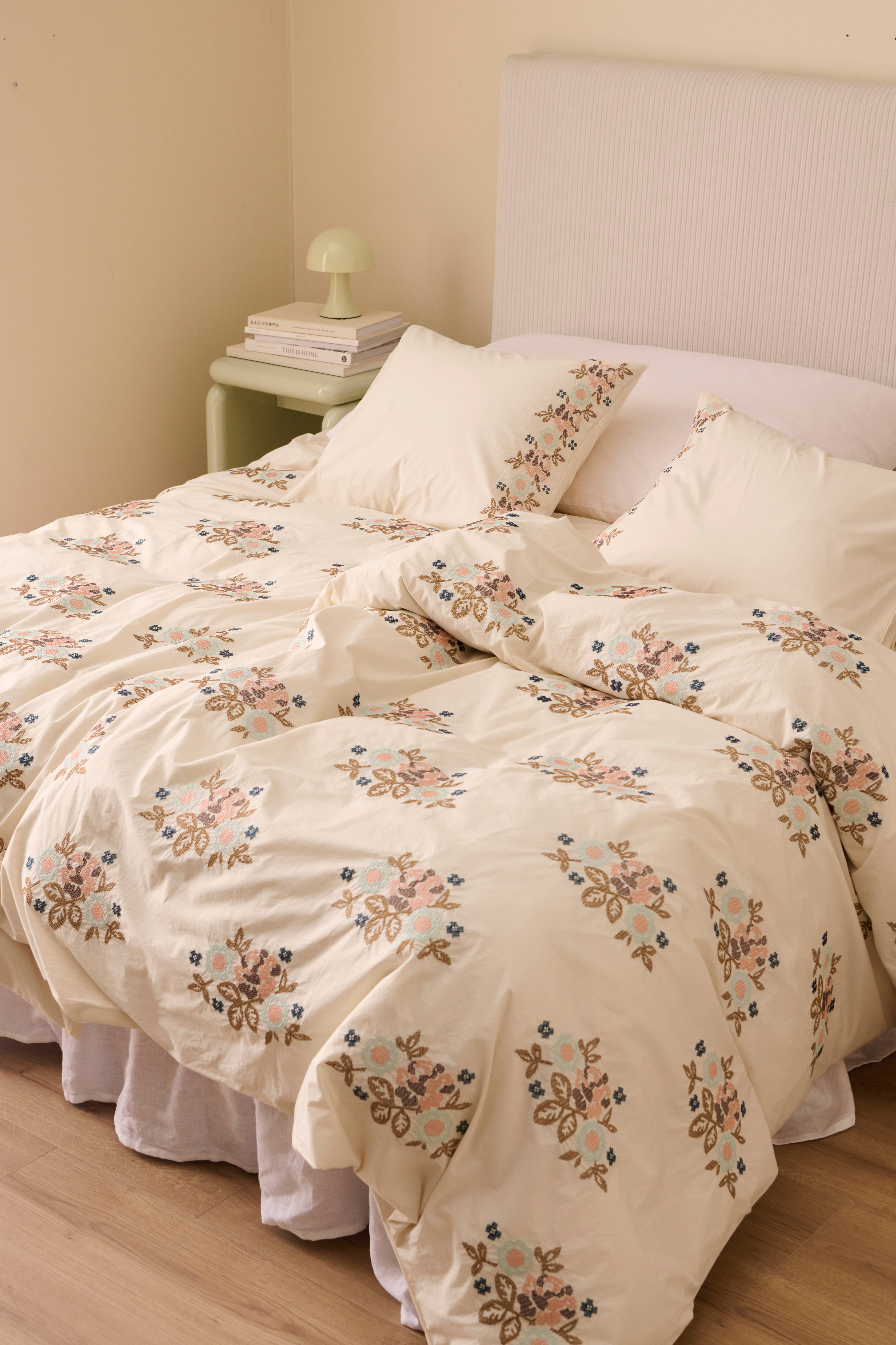 Sengesett Avery Cross Stitch i bomullspercale