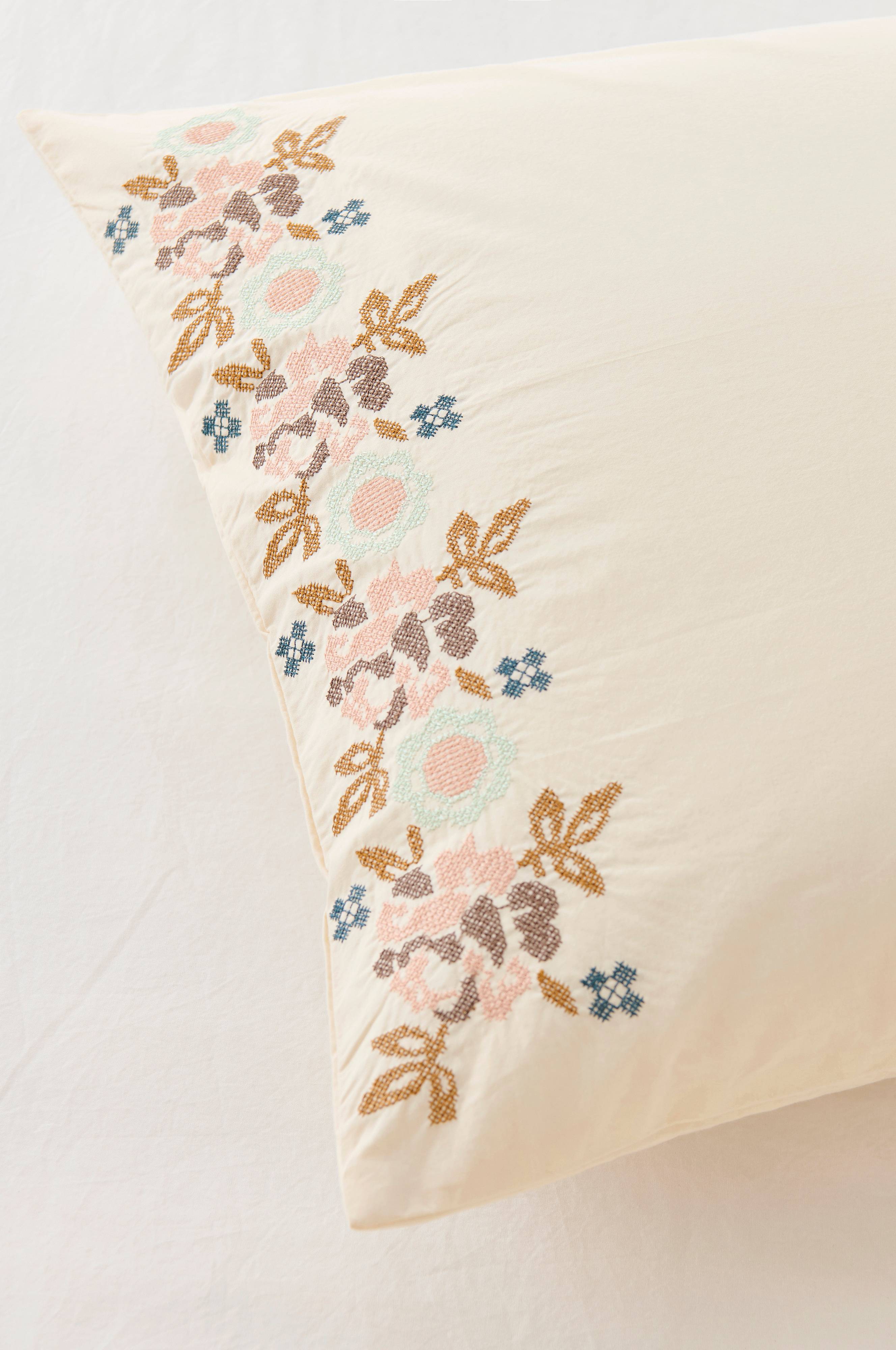 Sengesett Avery Cross Stitch i bomullspercale