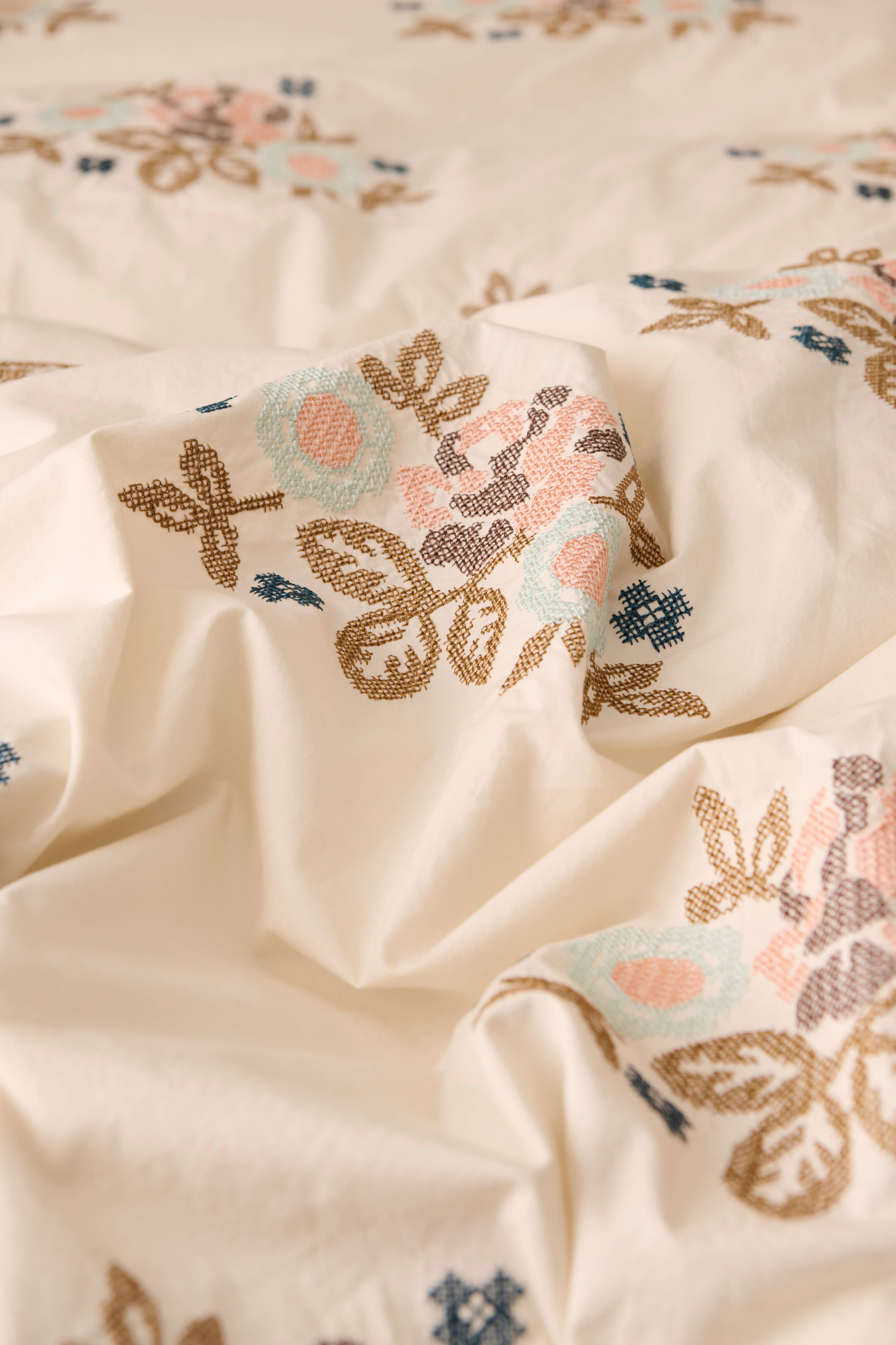 Sengesett Avery Cross Stitch i bomullspercale