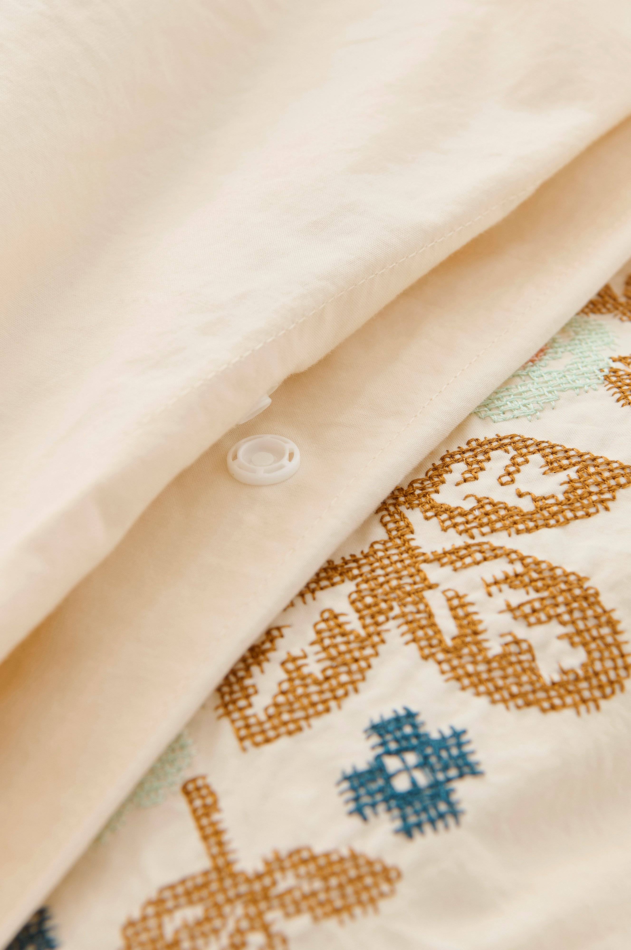 Sengesett Avery Cross Stitch i bomullspercale
