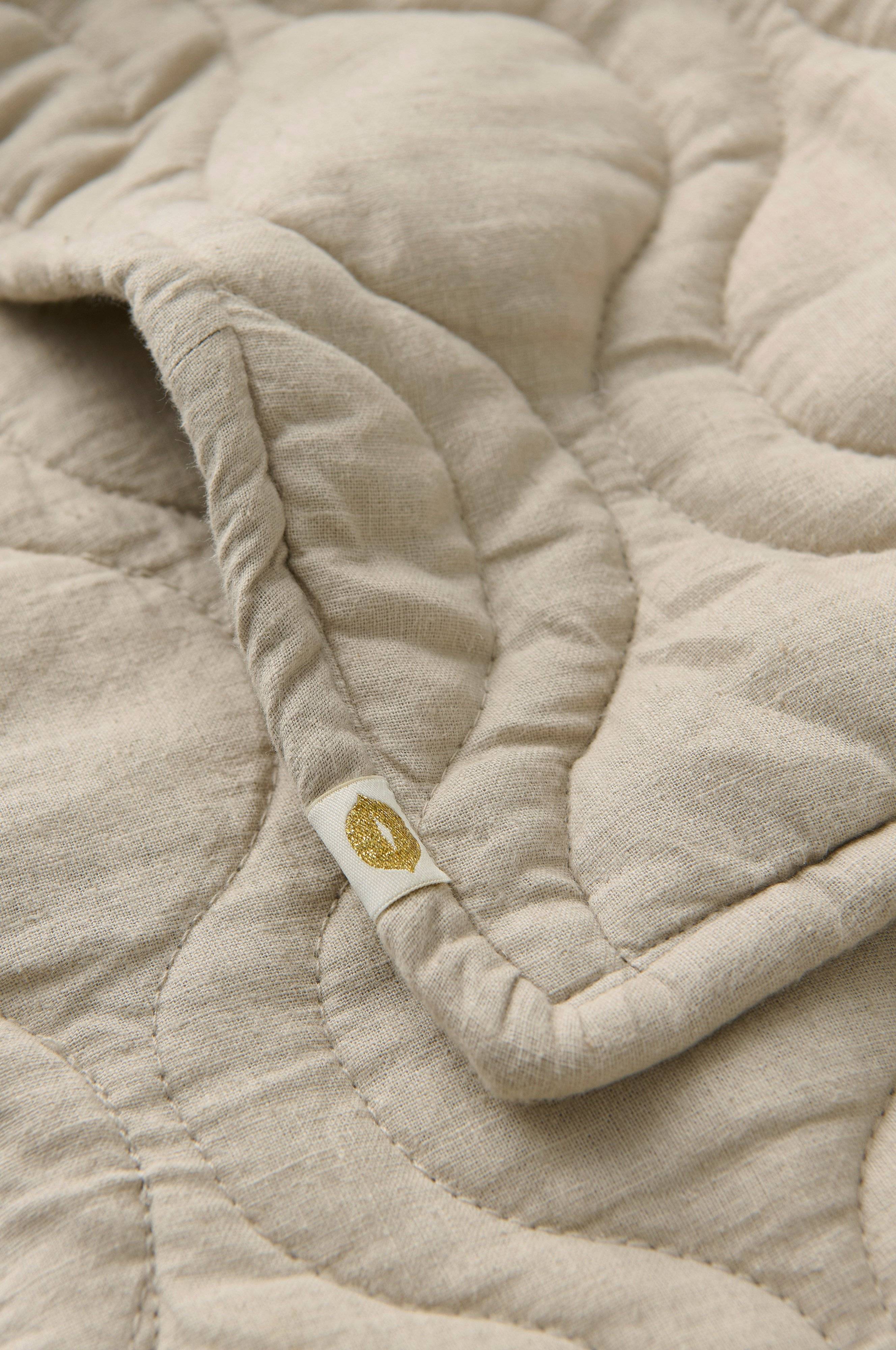 Sengeteppe Elly Quilted i resirkulert halvlinne