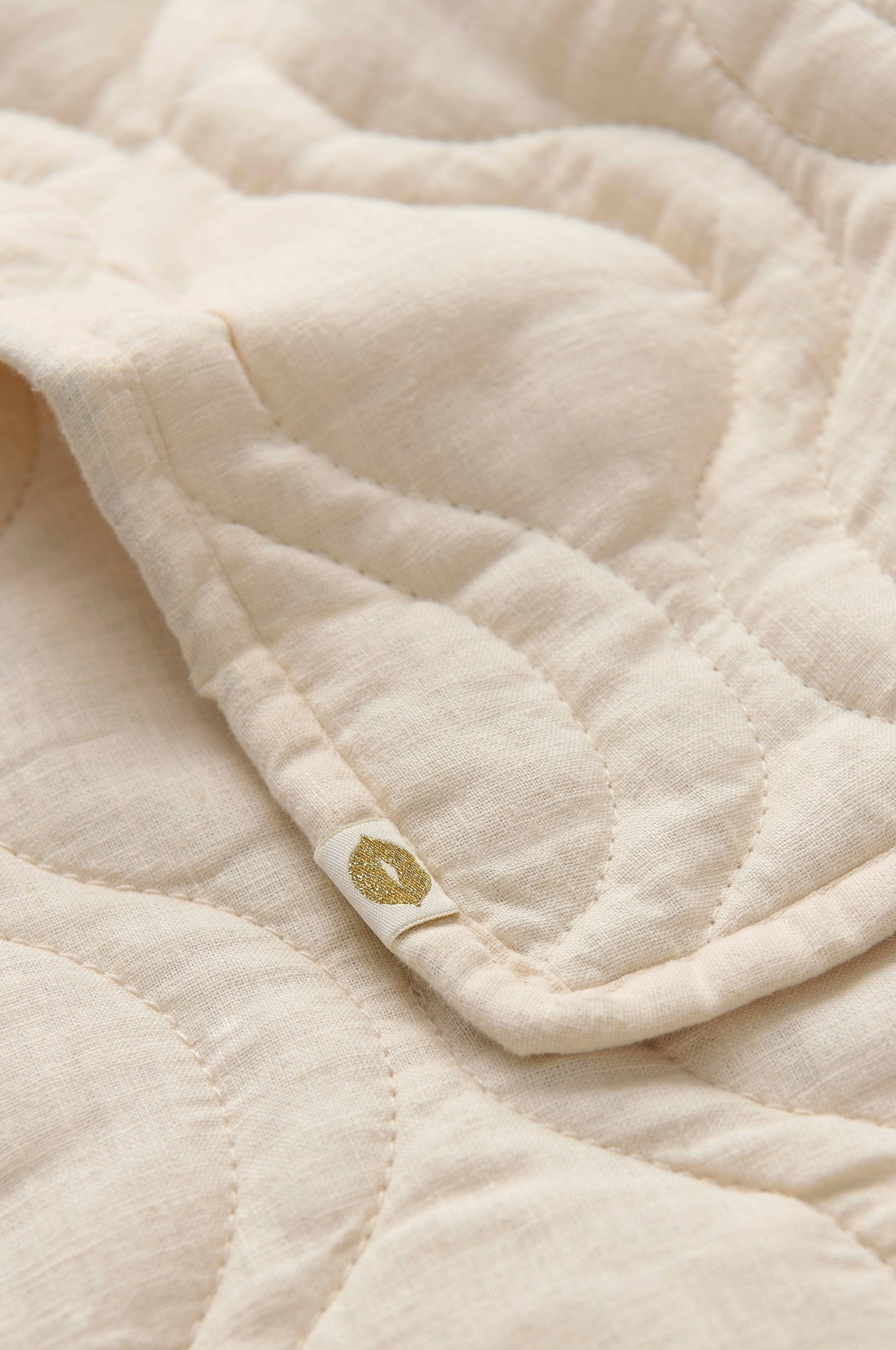 Sengeteppe Elly Quilted i resirkulert halvlinne