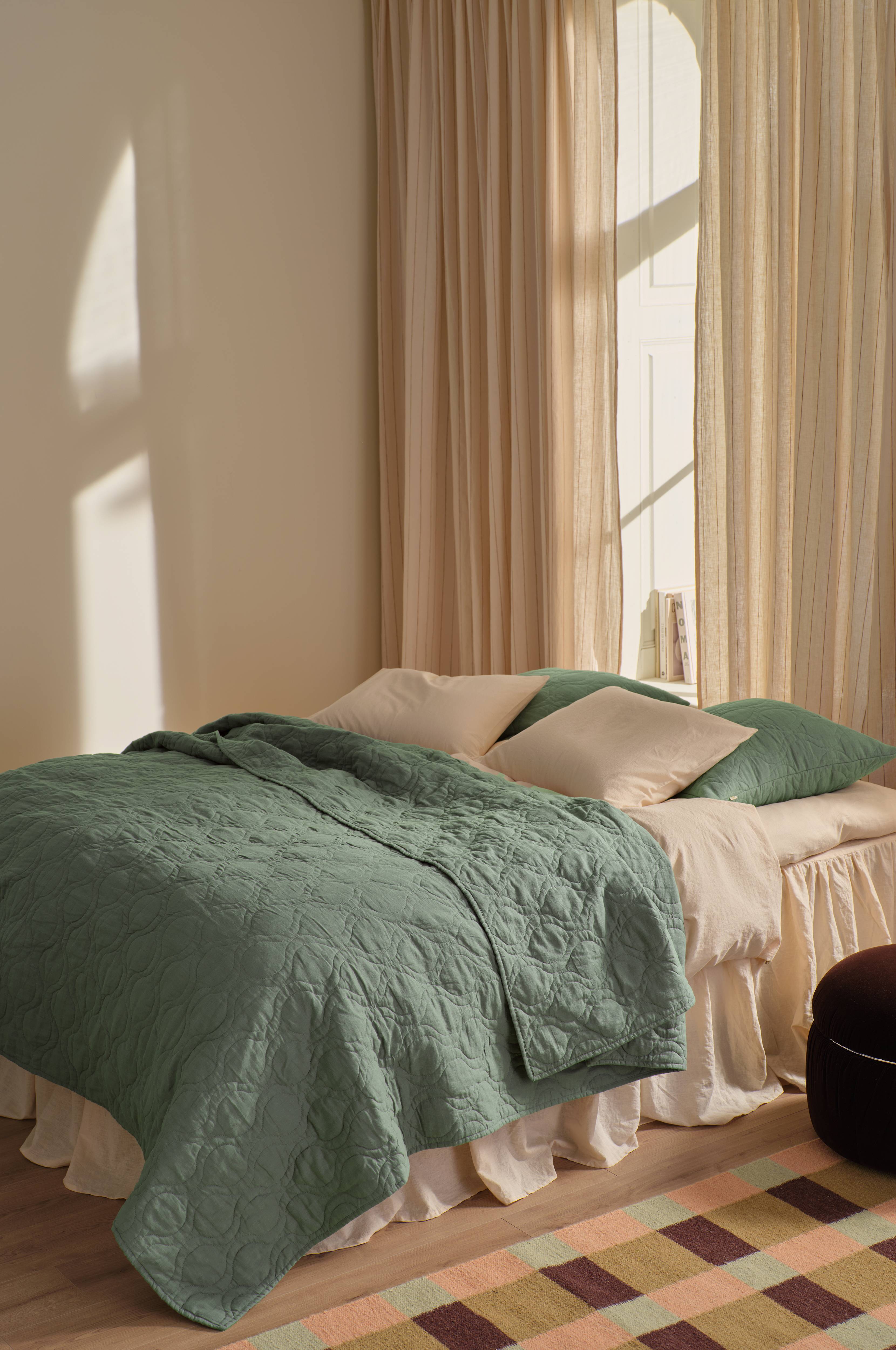 Sengeteppe Elly Quilted i resirkulert halvlinne