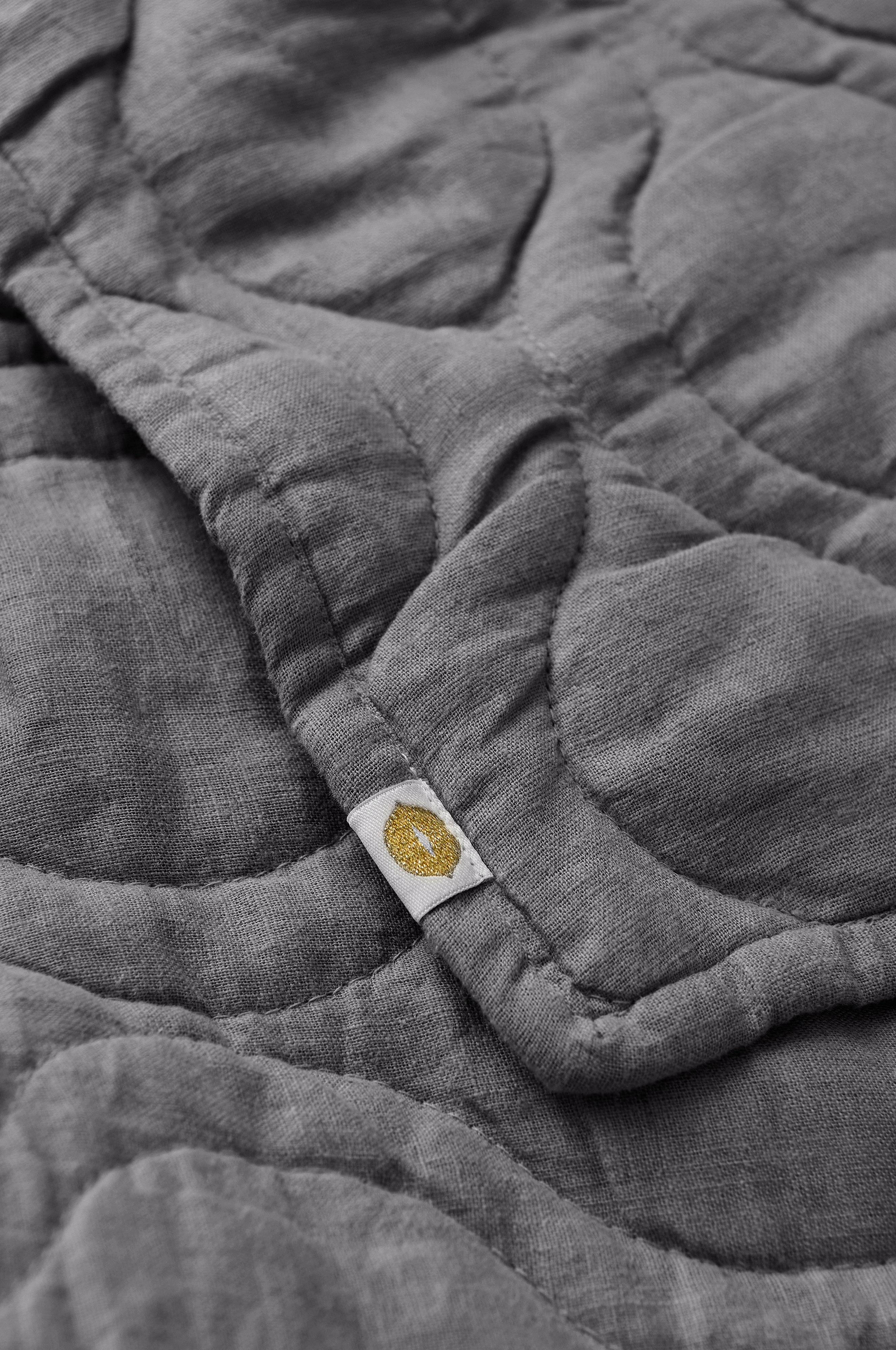 Sengeteppe Elly Quilted i resirkulert halvlinne