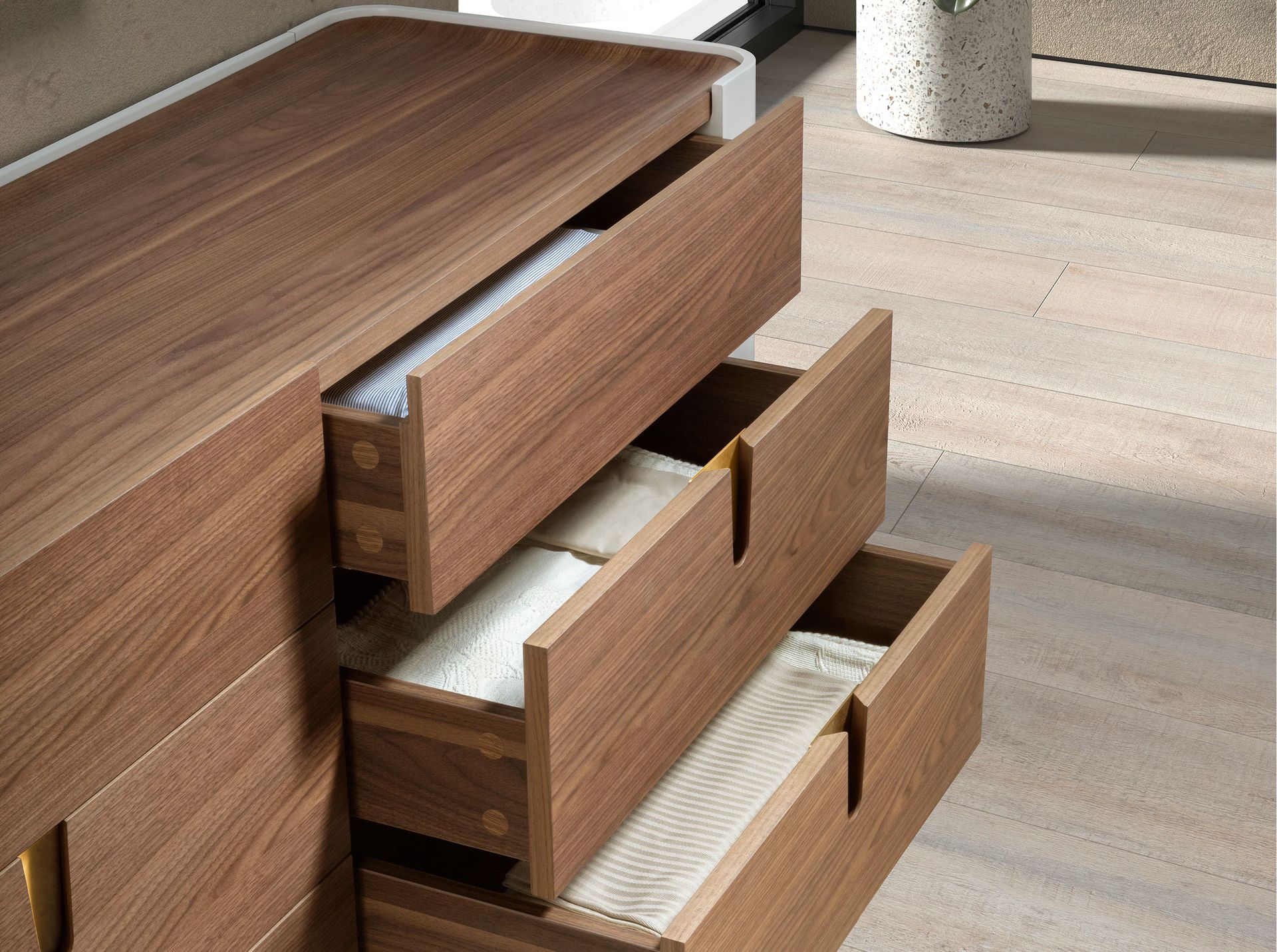 Chest of drawers beige wood, golden polished steel and walnut top
