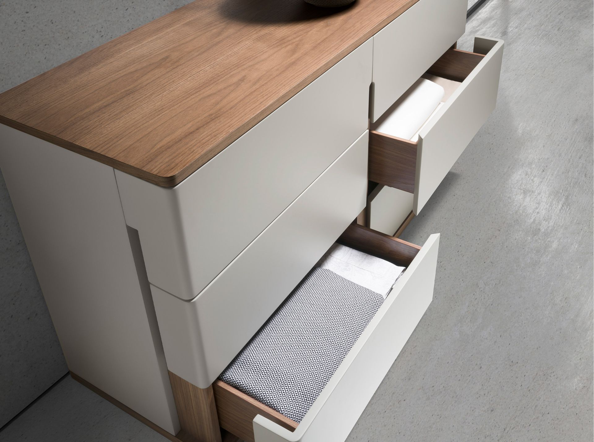 Chest of drawers in grey wood and walnut