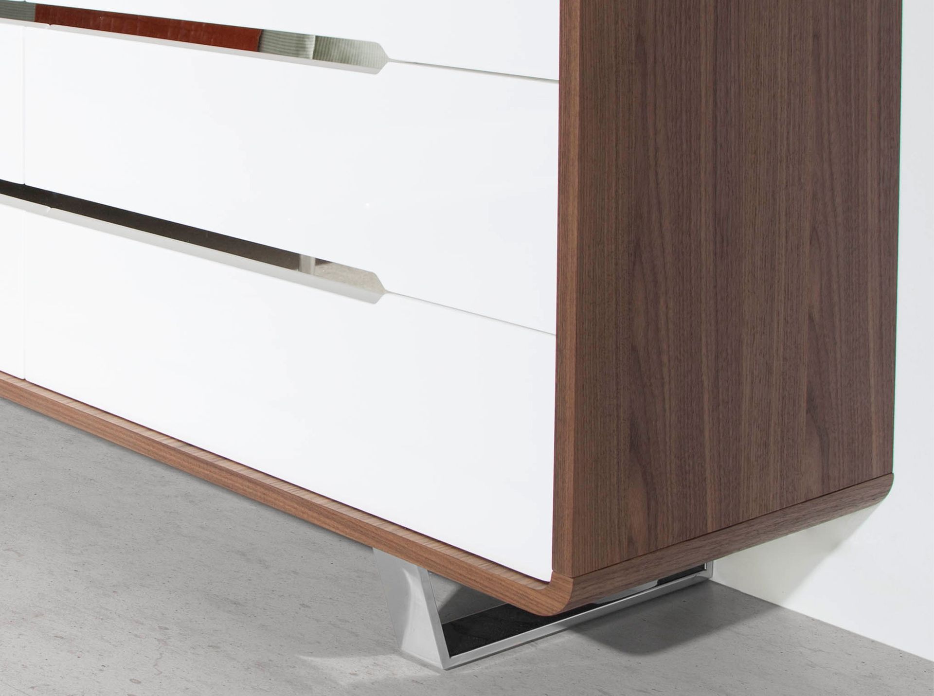 Chest of drawers white wood, walnut and chromed steel