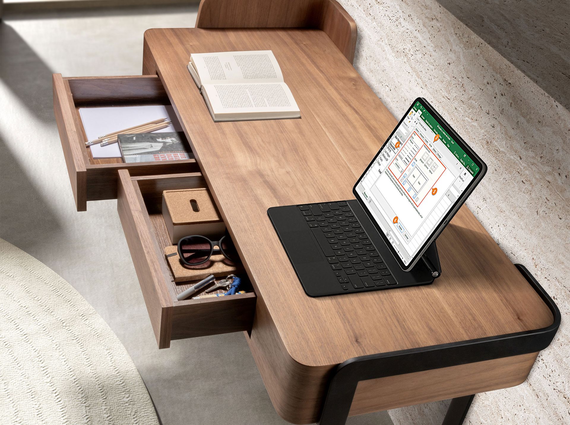 Desk in walnut and black epoxy steel
