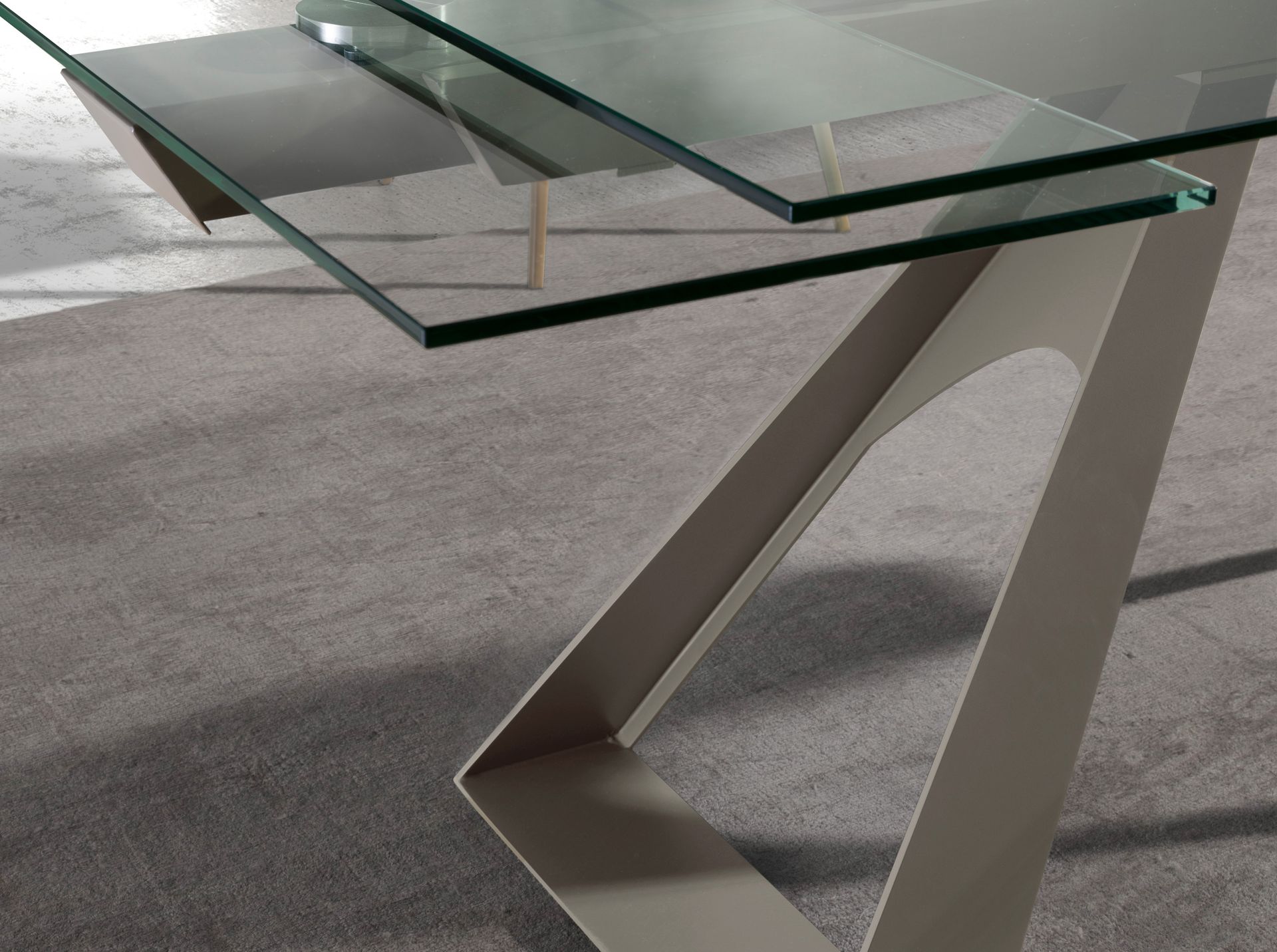 Rectangular extending dining table in tempered glass and taupe grey steel