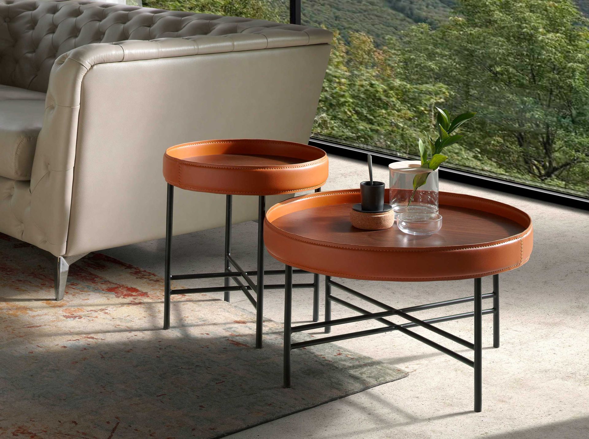 Round coffee table in leatherette, walnut and black steel
