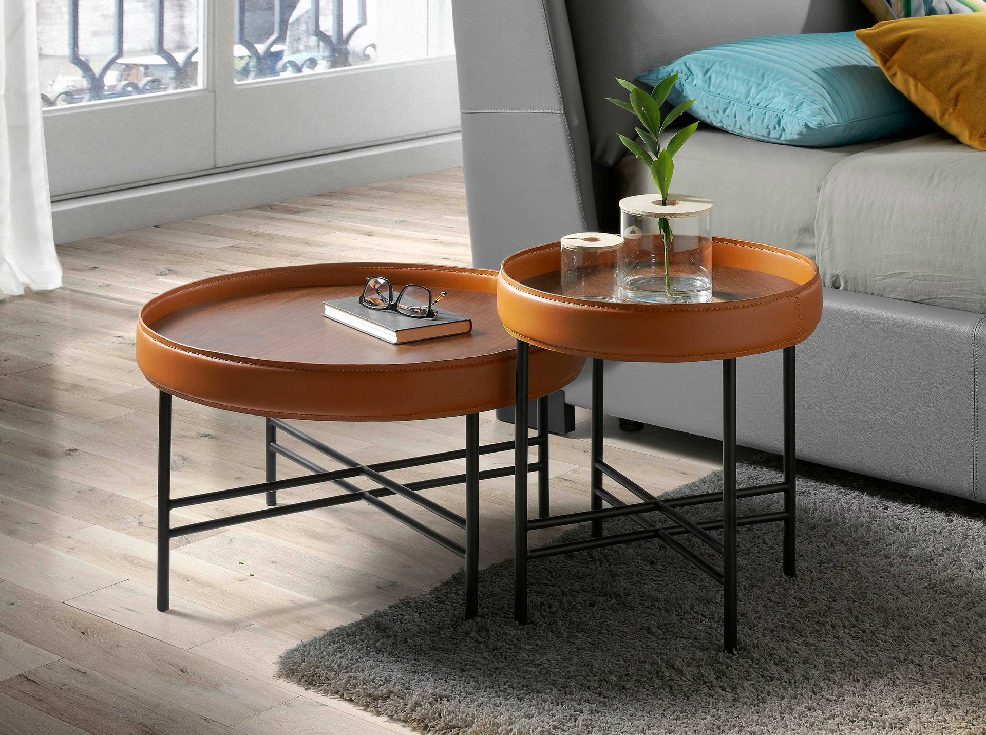 Round coffee table in leatherette, walnut and black steel