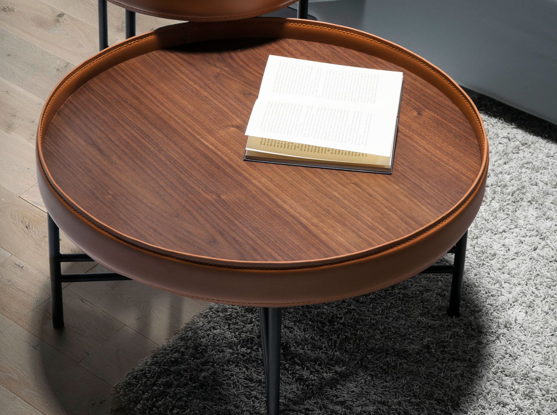 Round coffee table in leatherette, walnut and black steel