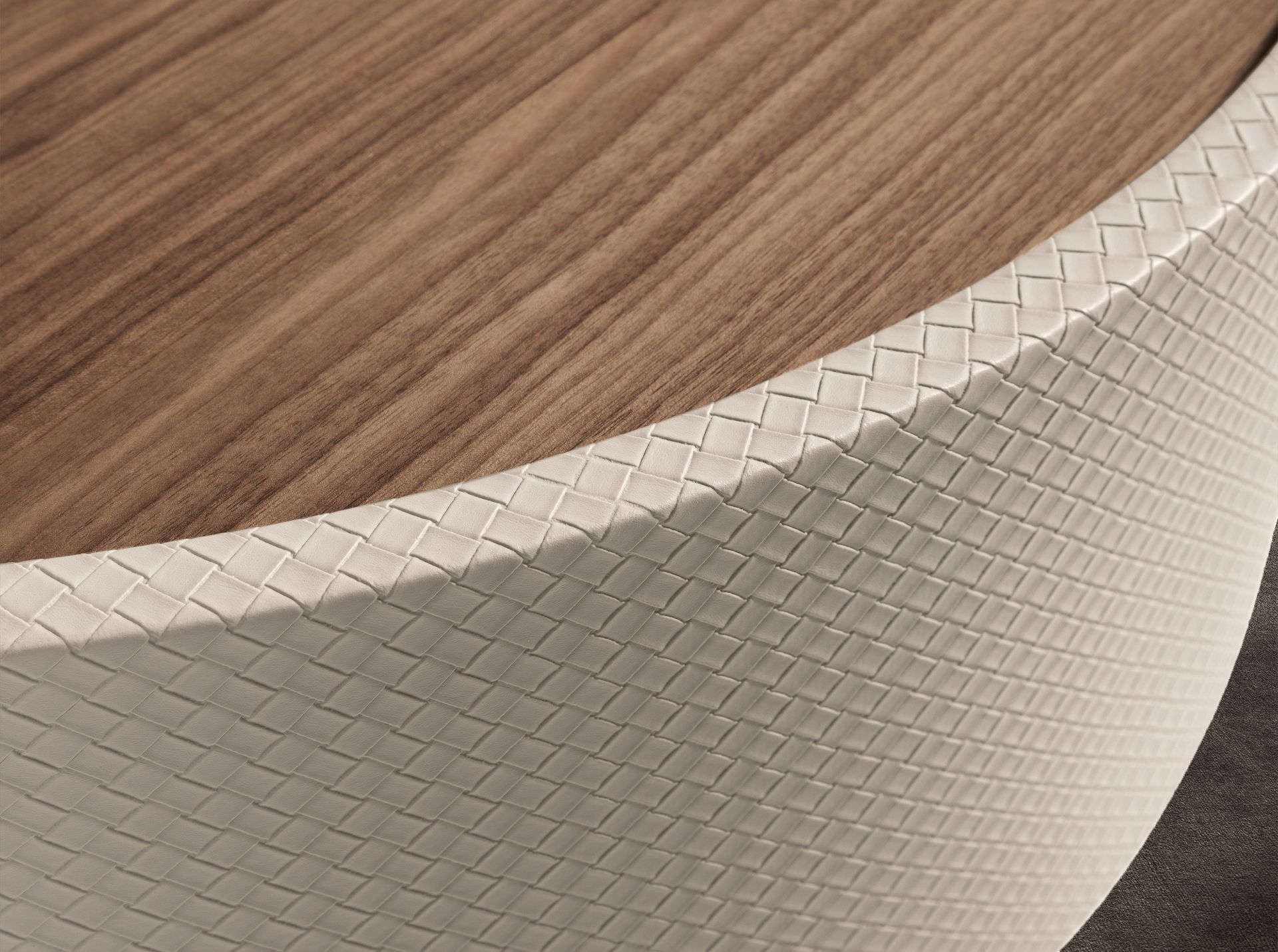 Round coffee table in walnut and wood upholstered in sand-coloured leatherette