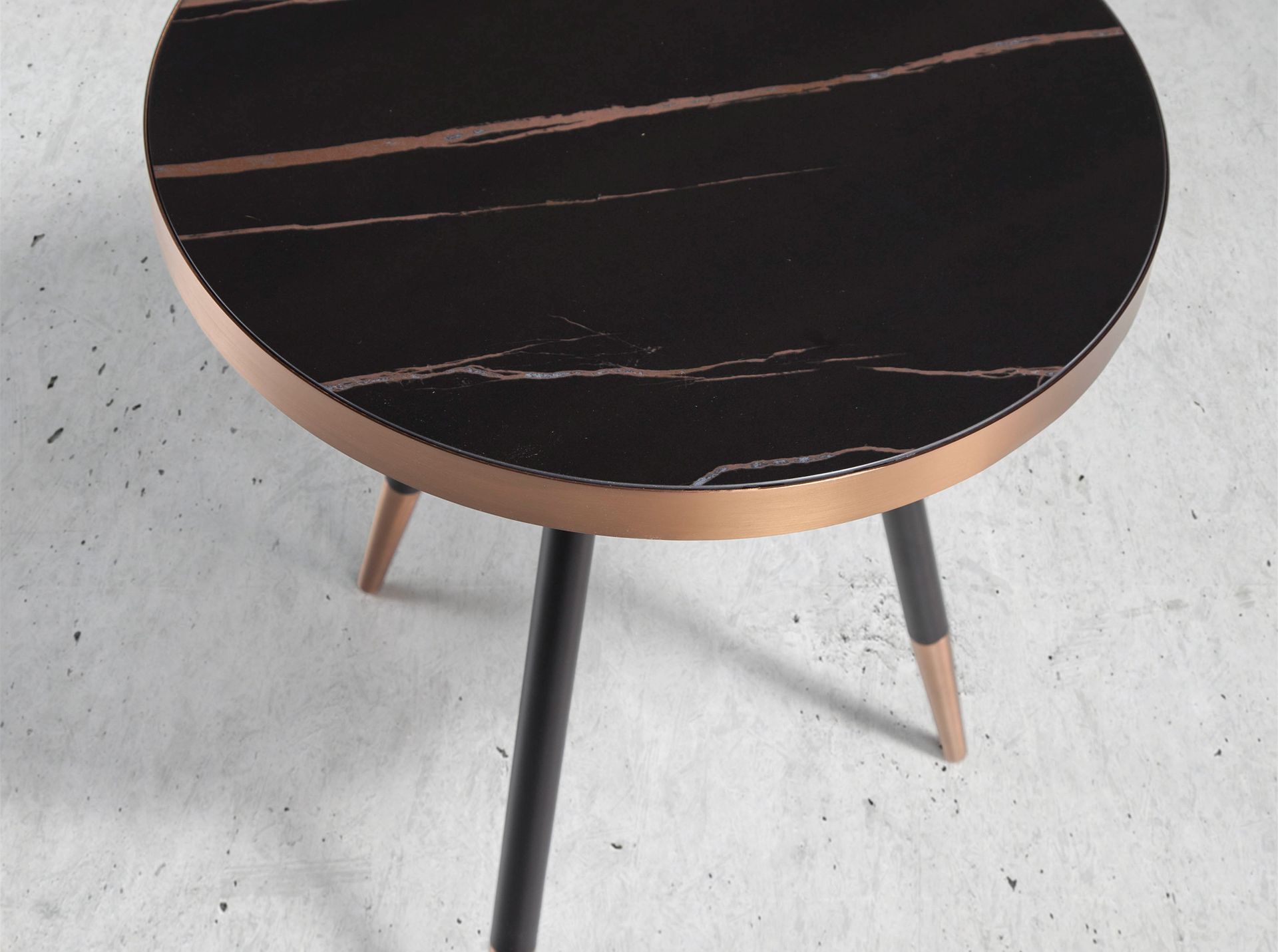 Round corner table in porcelain marble and black steel