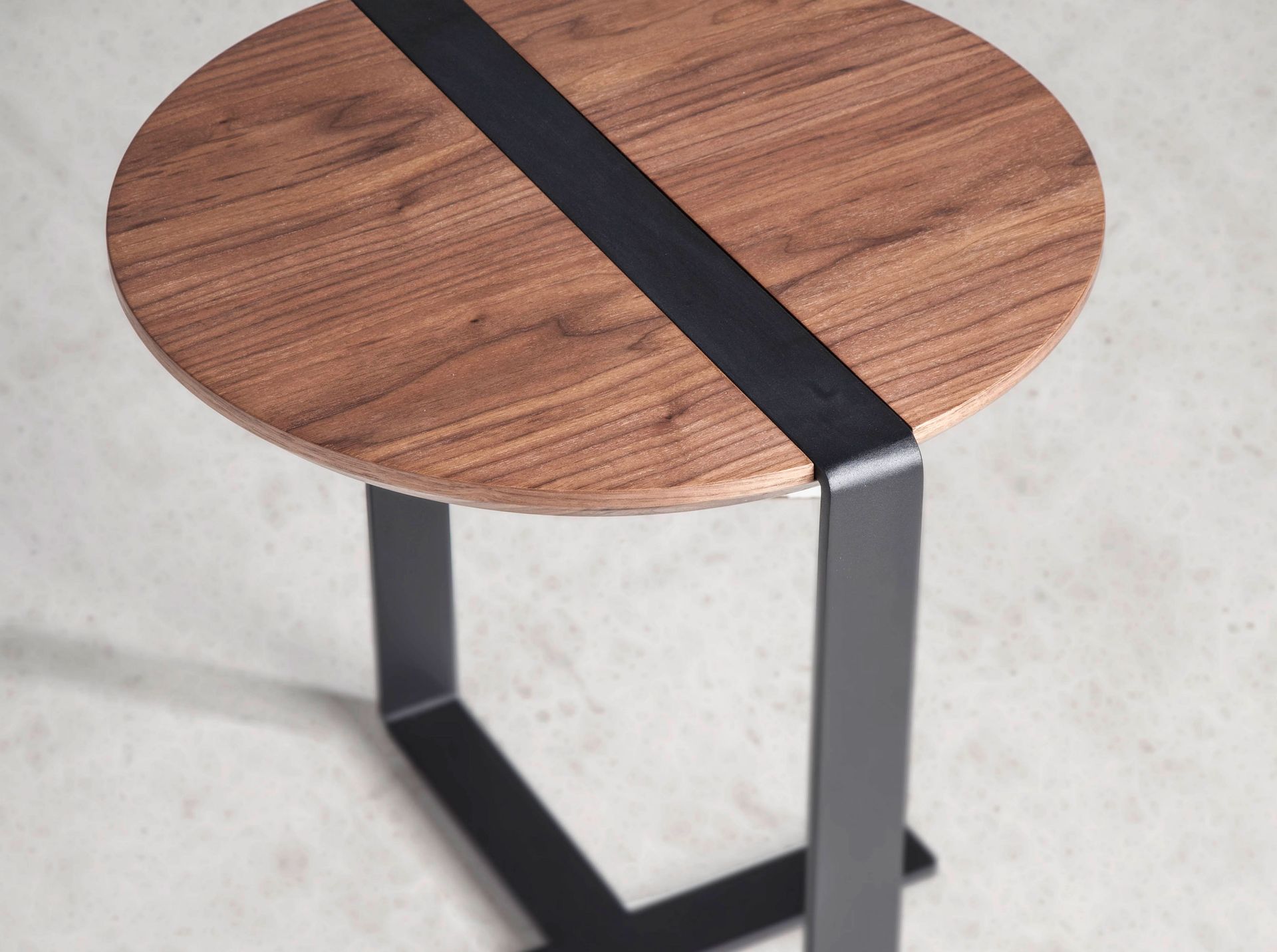 Round corner table walnut and black steel