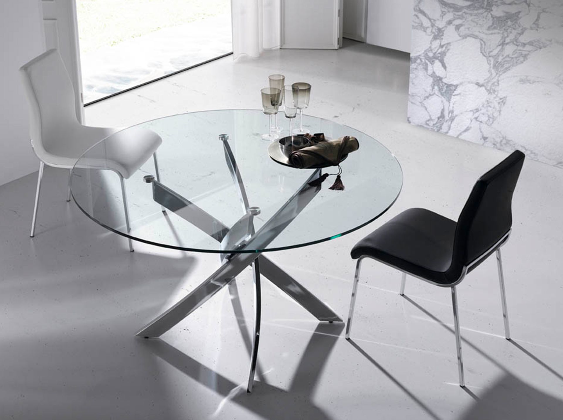 Round tempered glass and chrome-plated steel dining table