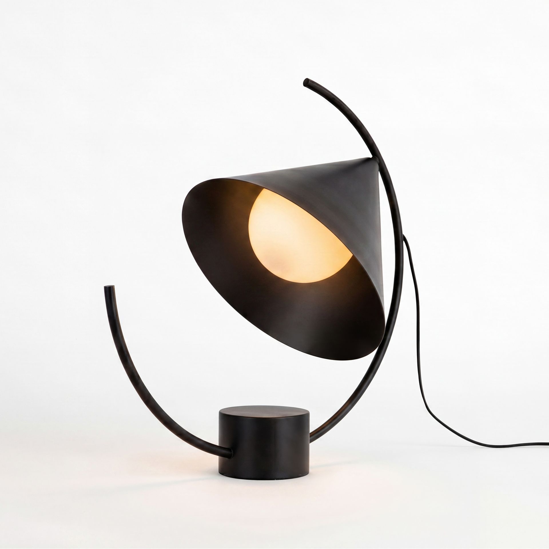 Table lamp in black steel