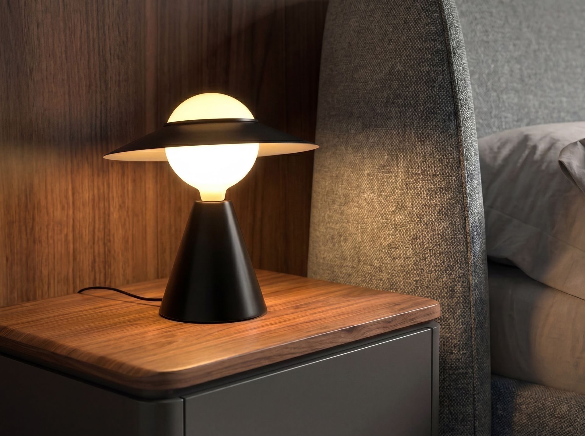 Table lamp in white glass and black steel