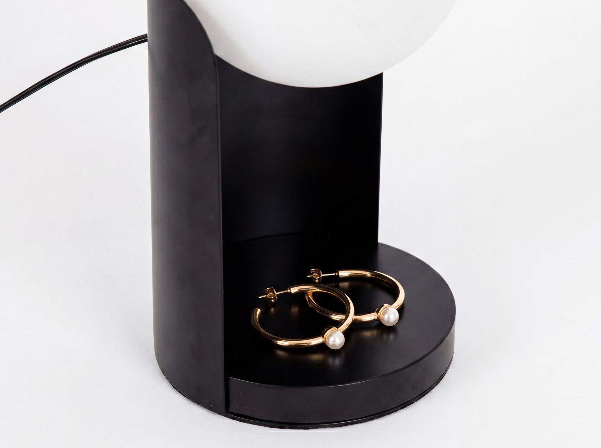 Table lamp in white glass and black steel