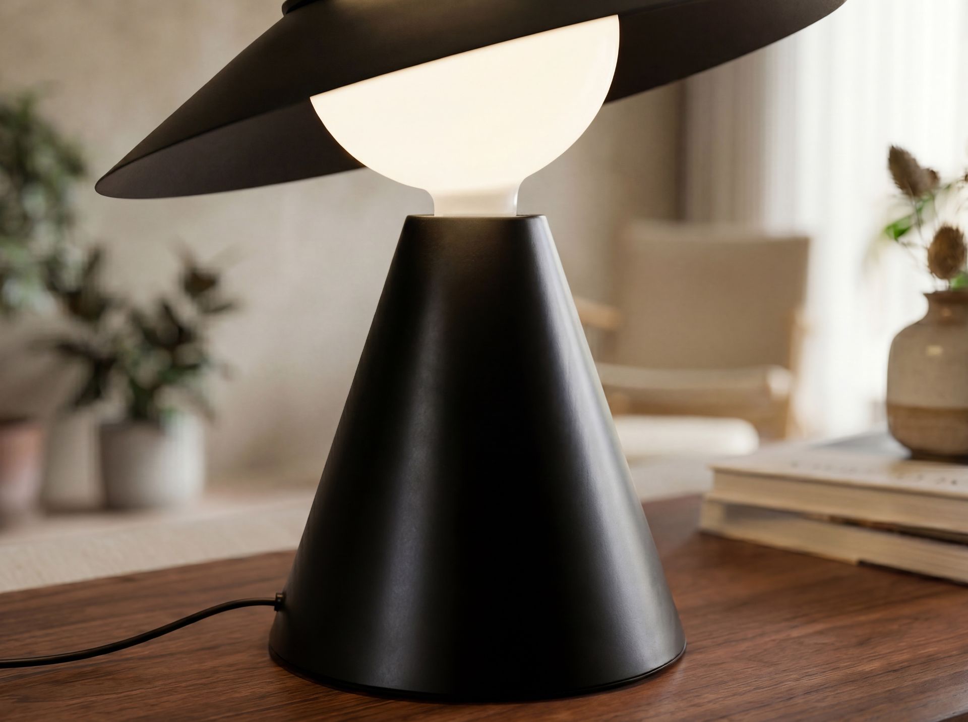 Table lamp in white glass and black steel
