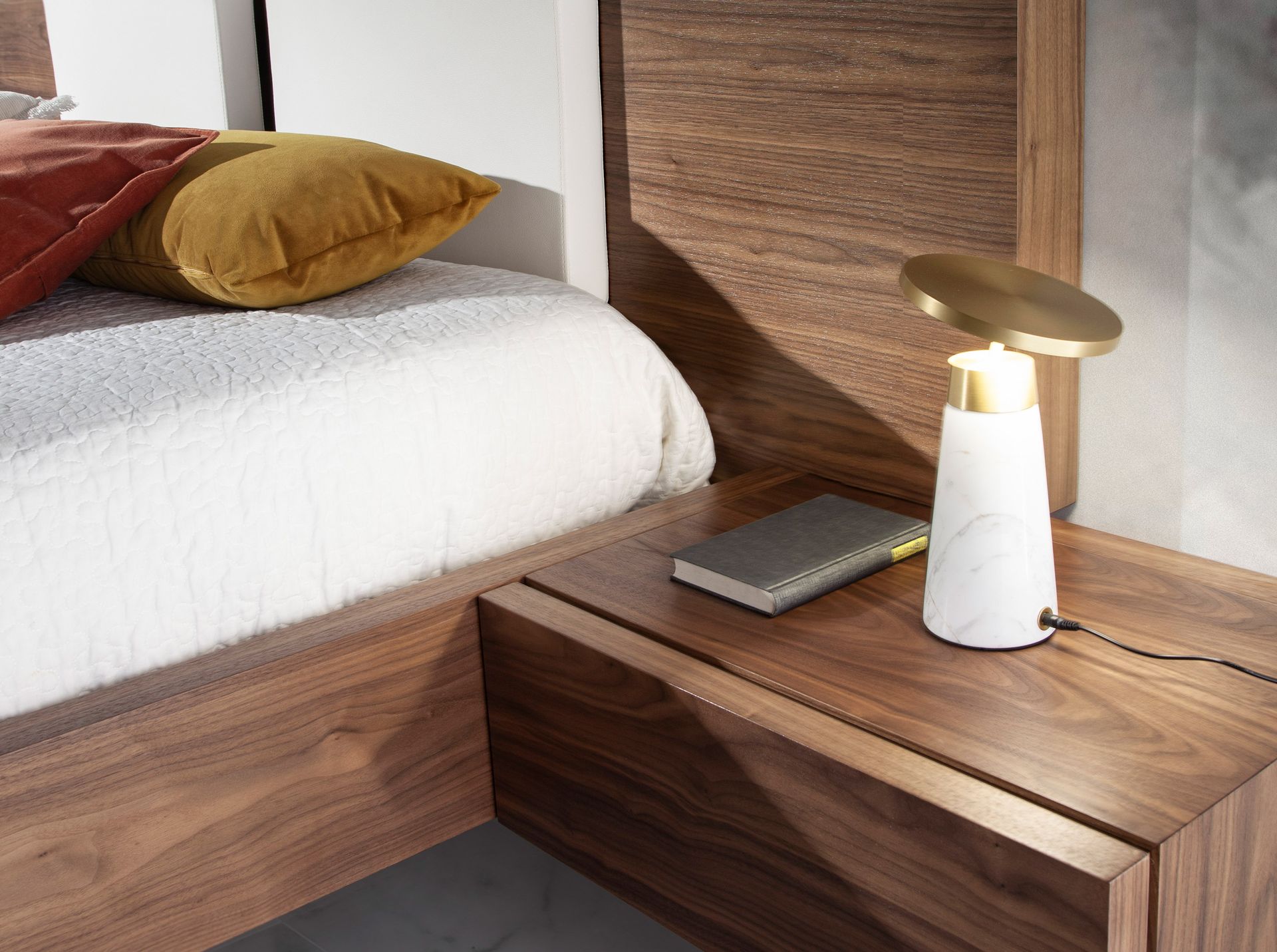 Table lamp in white marble and golden steel