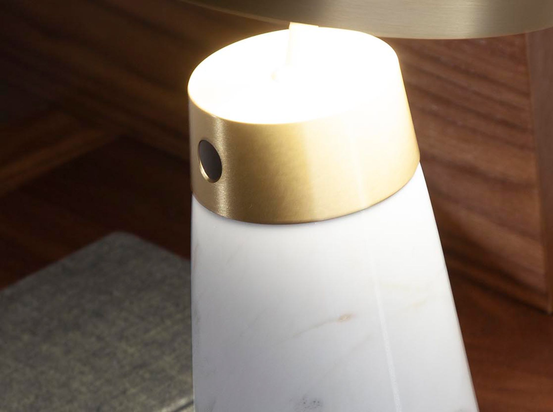Table lamp in white marble and golden steel