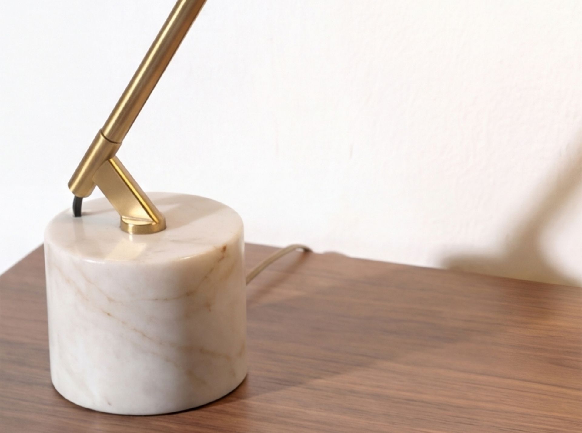 Table lamp in white steel and polished gold steel with porcelain marble base