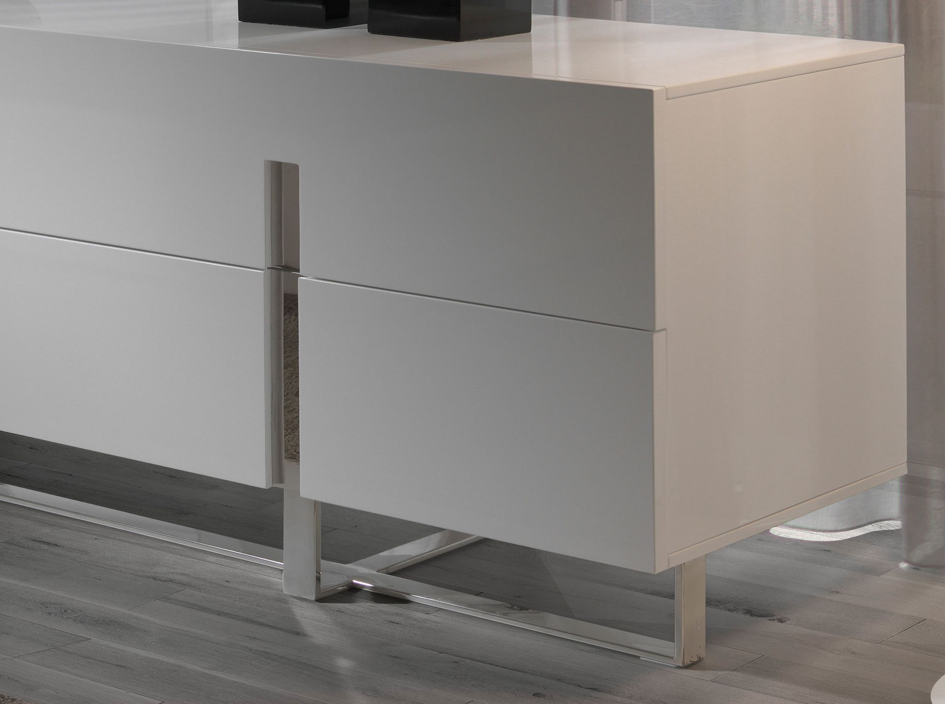 White wood and chromed steel sideboard