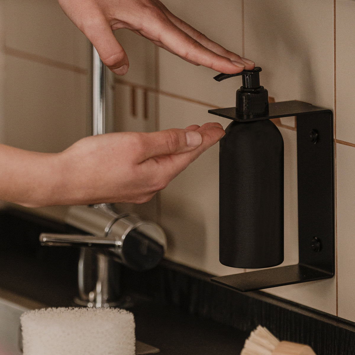 PALERMO pump bottle holder