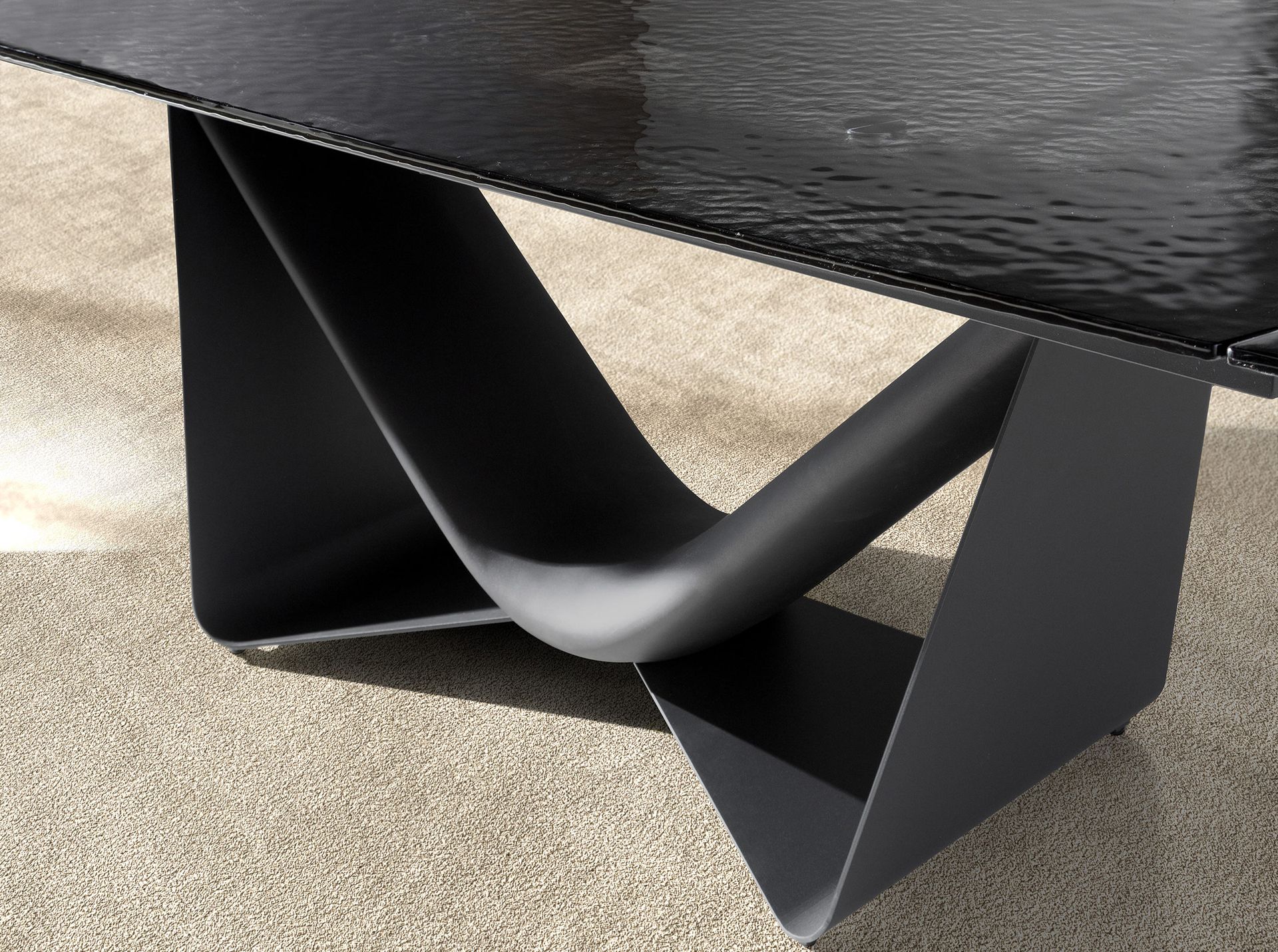 Extendable barrel oval dining table in black glass, steel, dark grey fiberglass and metal