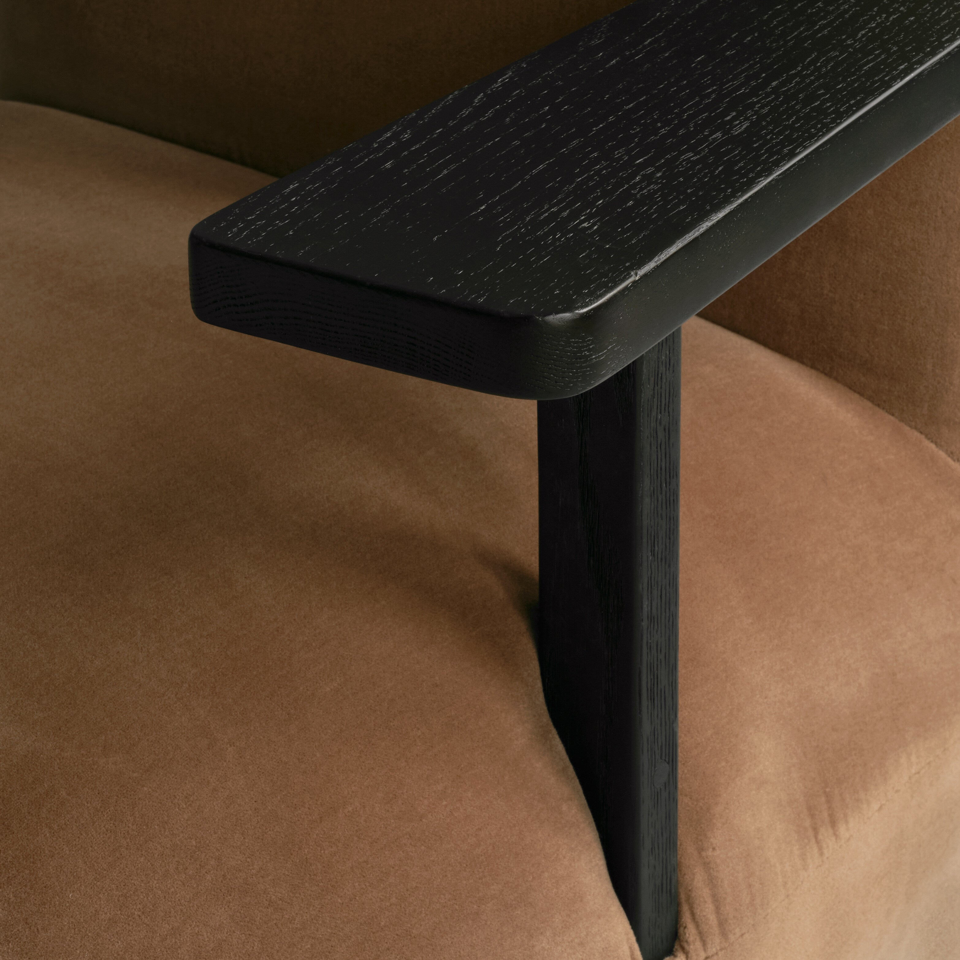 Toe Chair Armrest – Coffee Black Oak / Desert