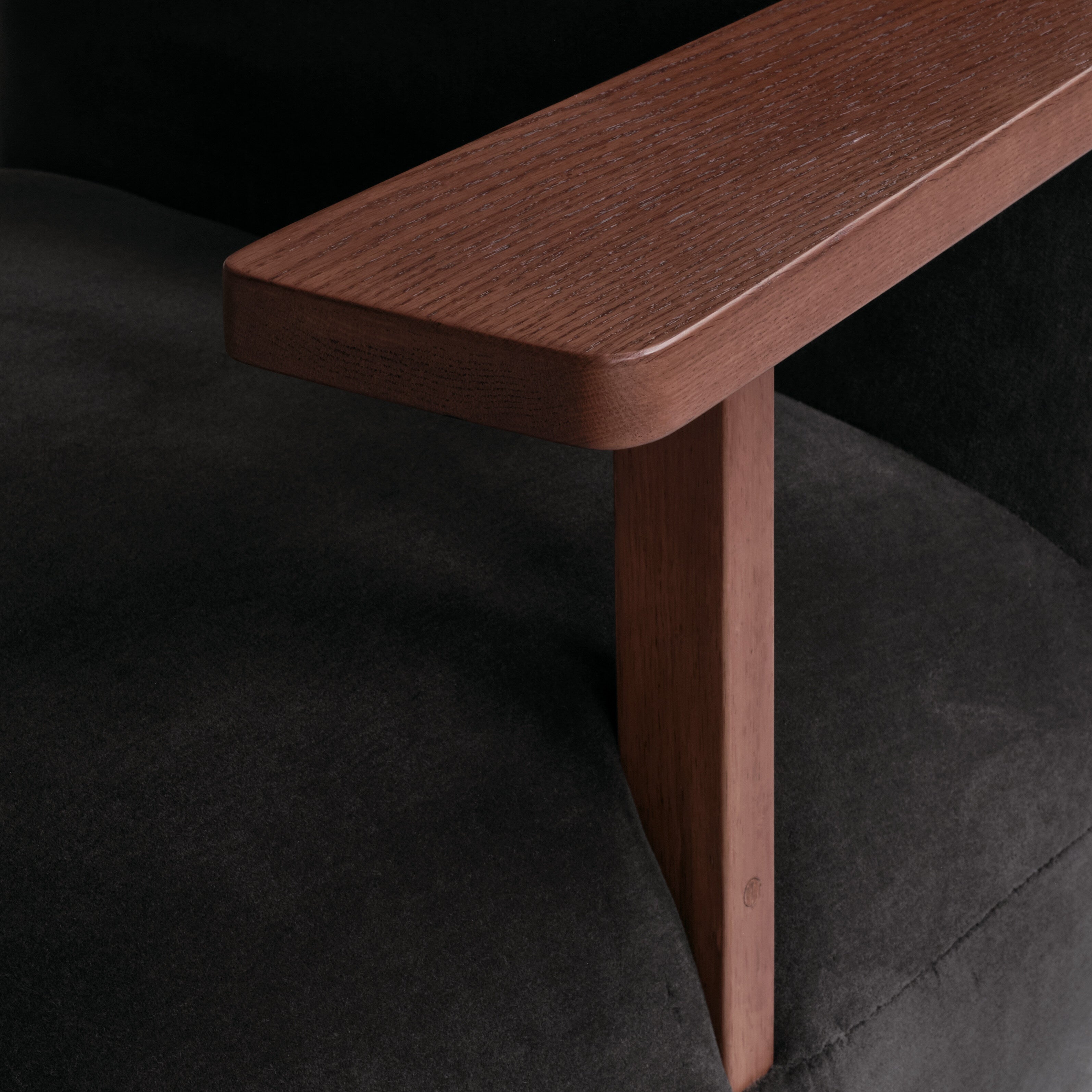 Toe Chair, Armest – Classic Brown Oak / Peat