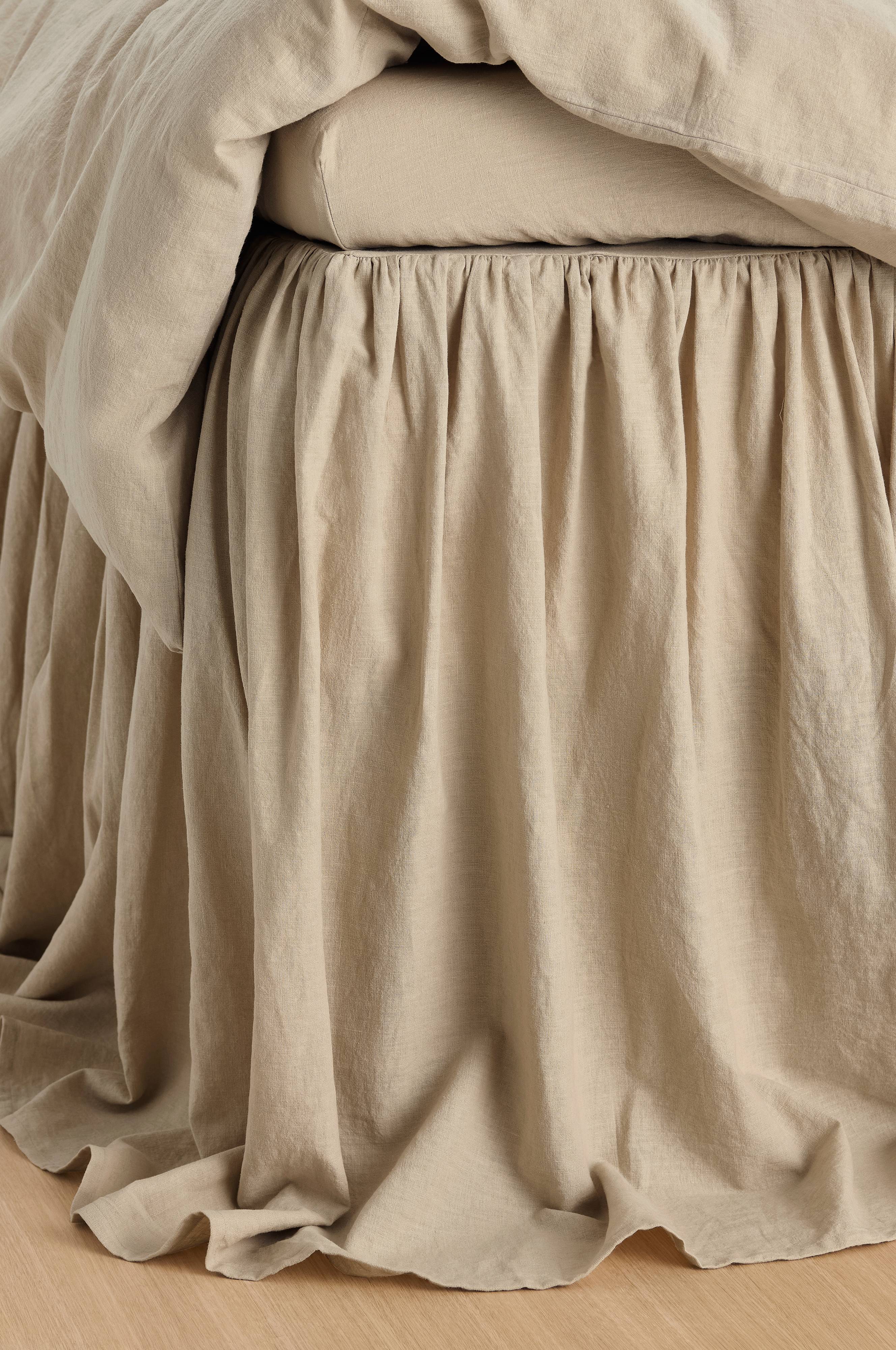 Sengekappe Elly Frilled i resirkulert halvlinne 75 cm