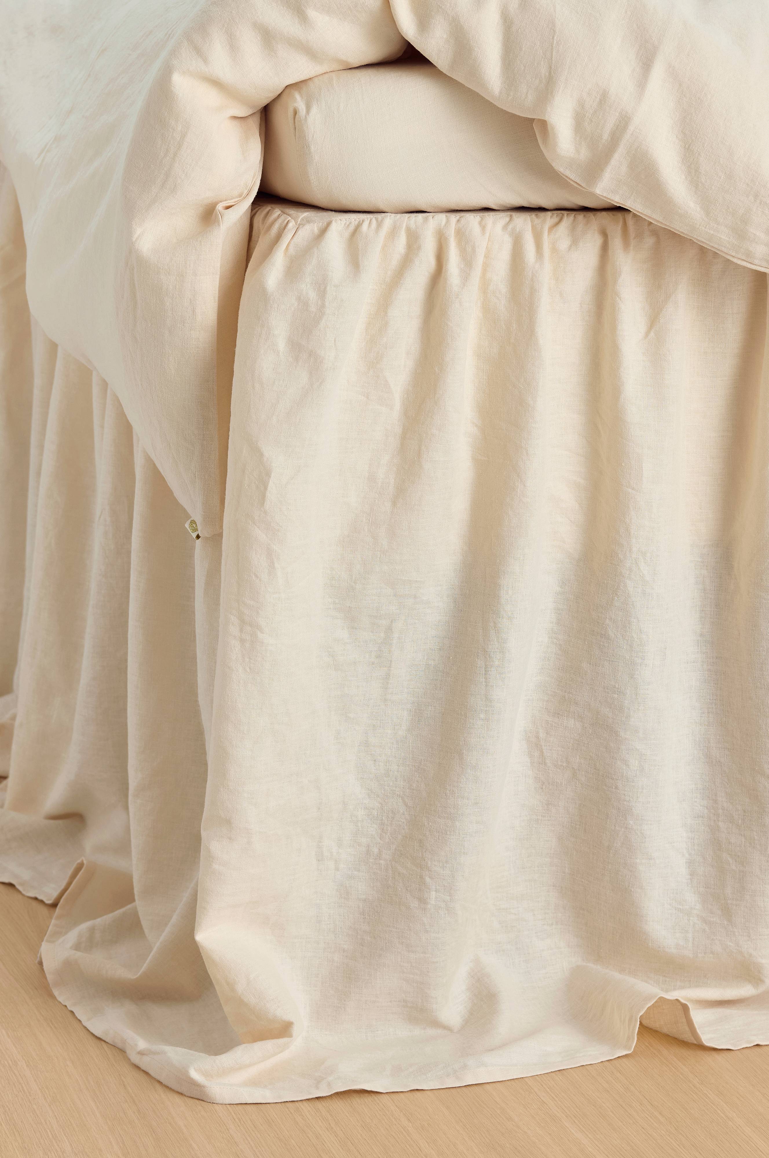 Sengekappe Elly Frilled i resirkulert halvlinne 75 cm
