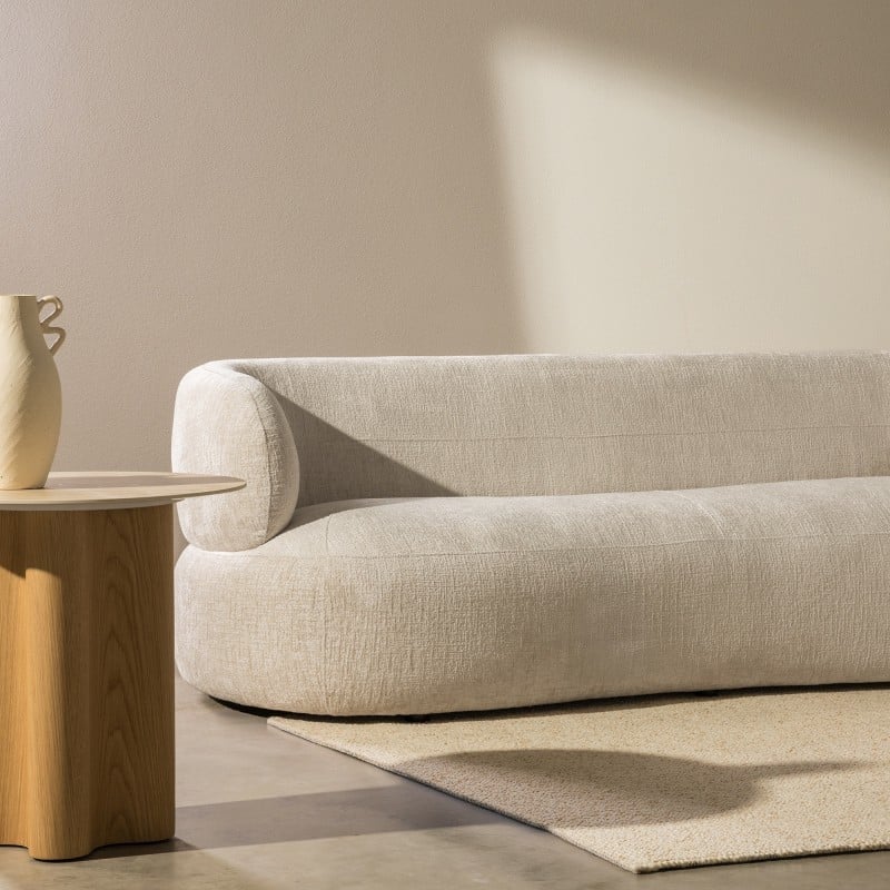 Sofa do salonu Tiubo jasnobeżowa, obłe kształty