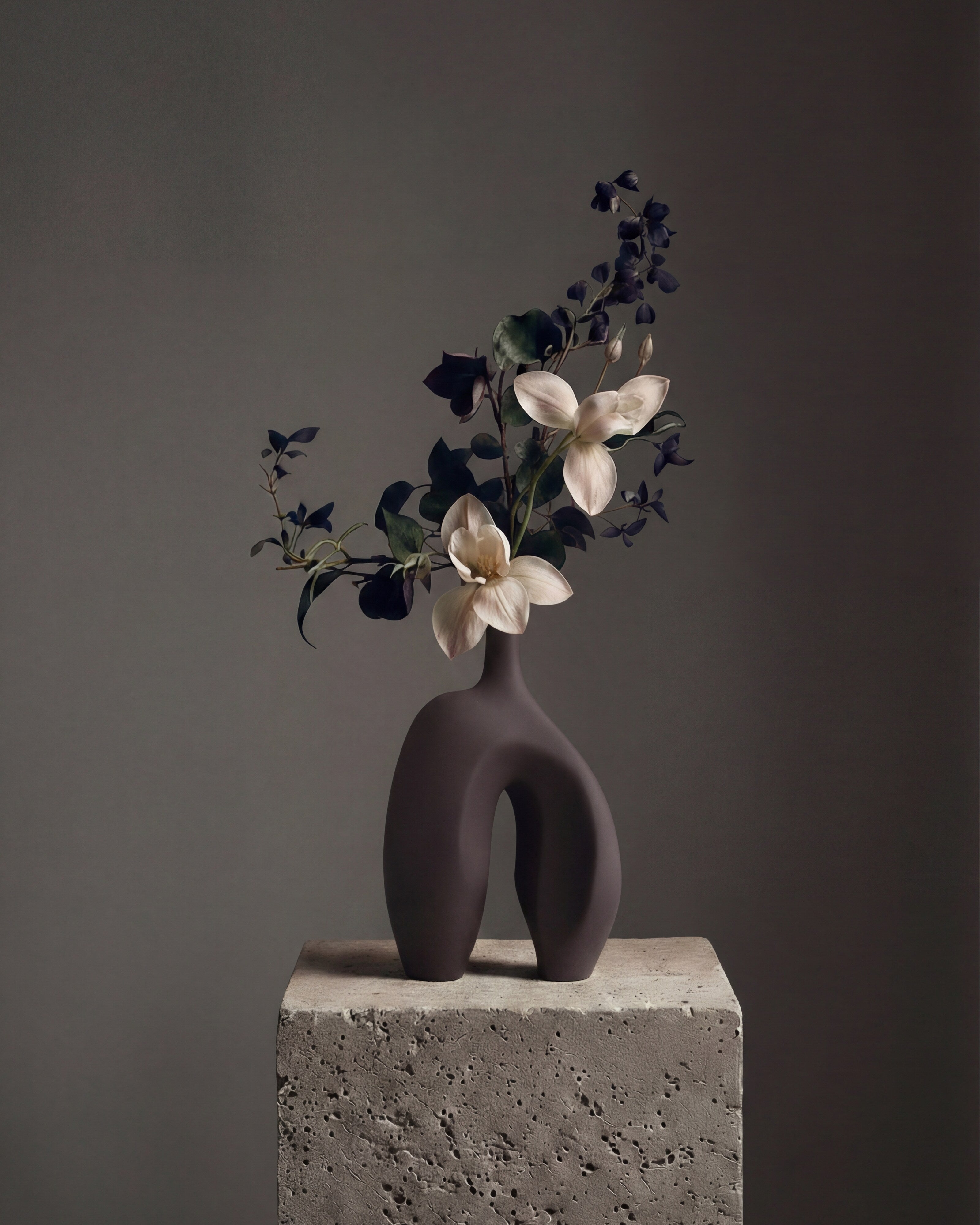 Ni Vase, Medio - Chocolate Brown
