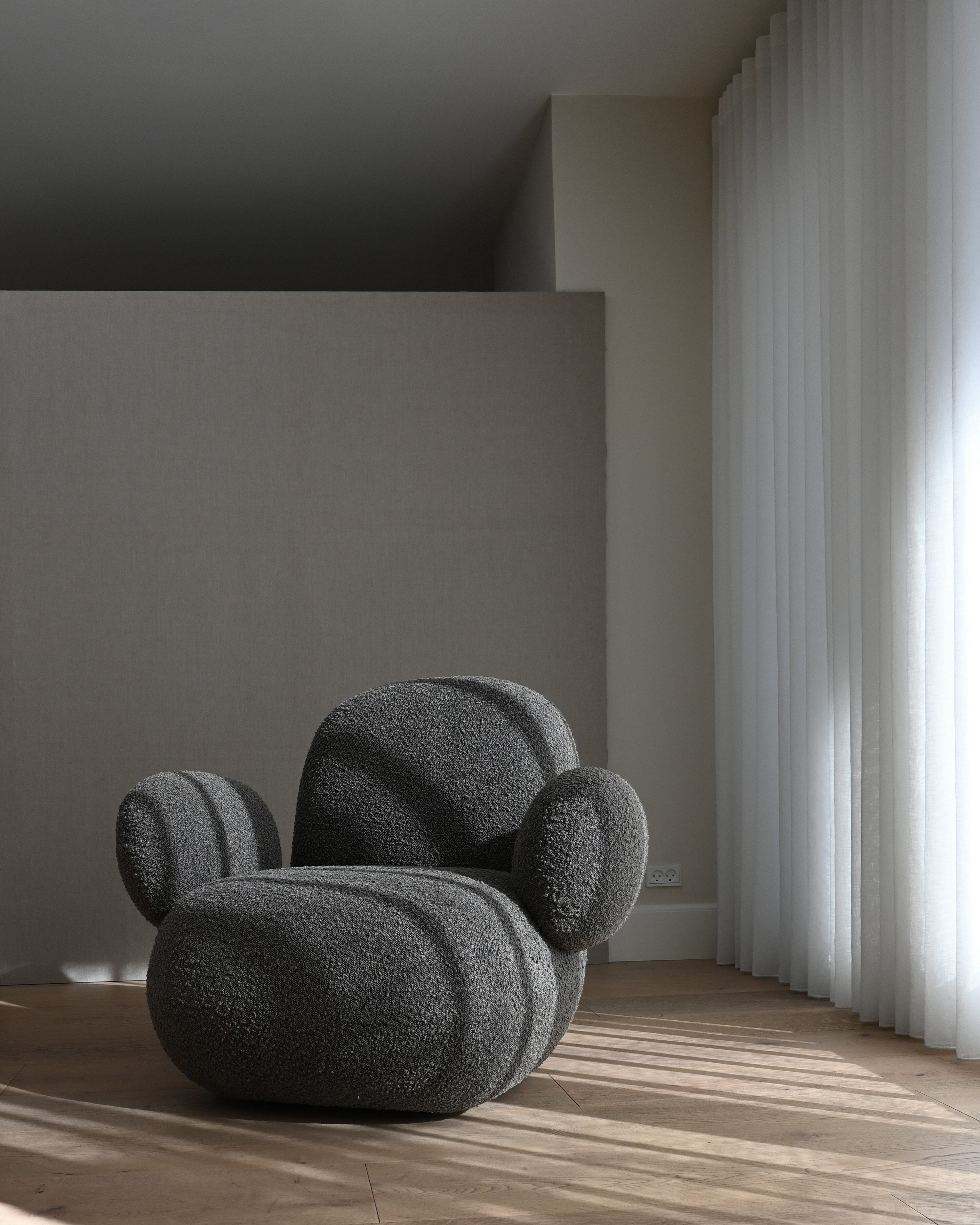 Toe Armchair, Flat - Deep Taupe (A2635)