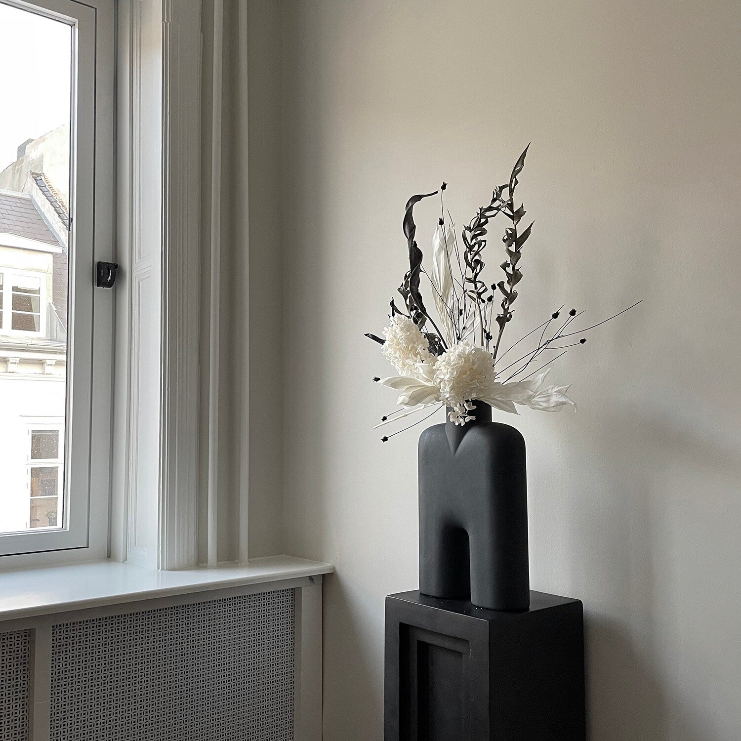 Cobra Vase Tall, Medio - Black