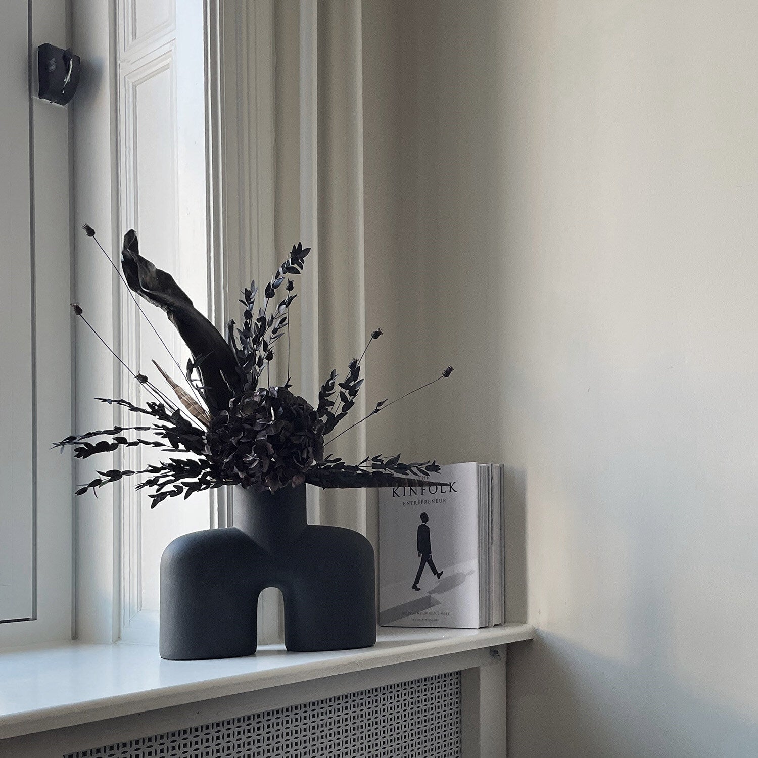 Cobra Vase Uno, Medio - Black