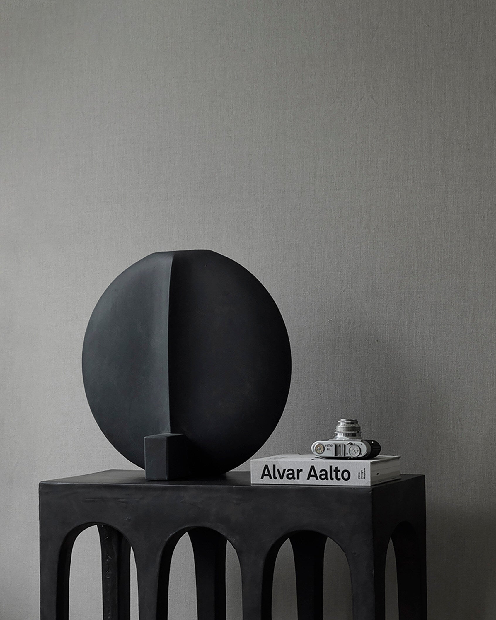 Guggenheim Vase, Big - Black