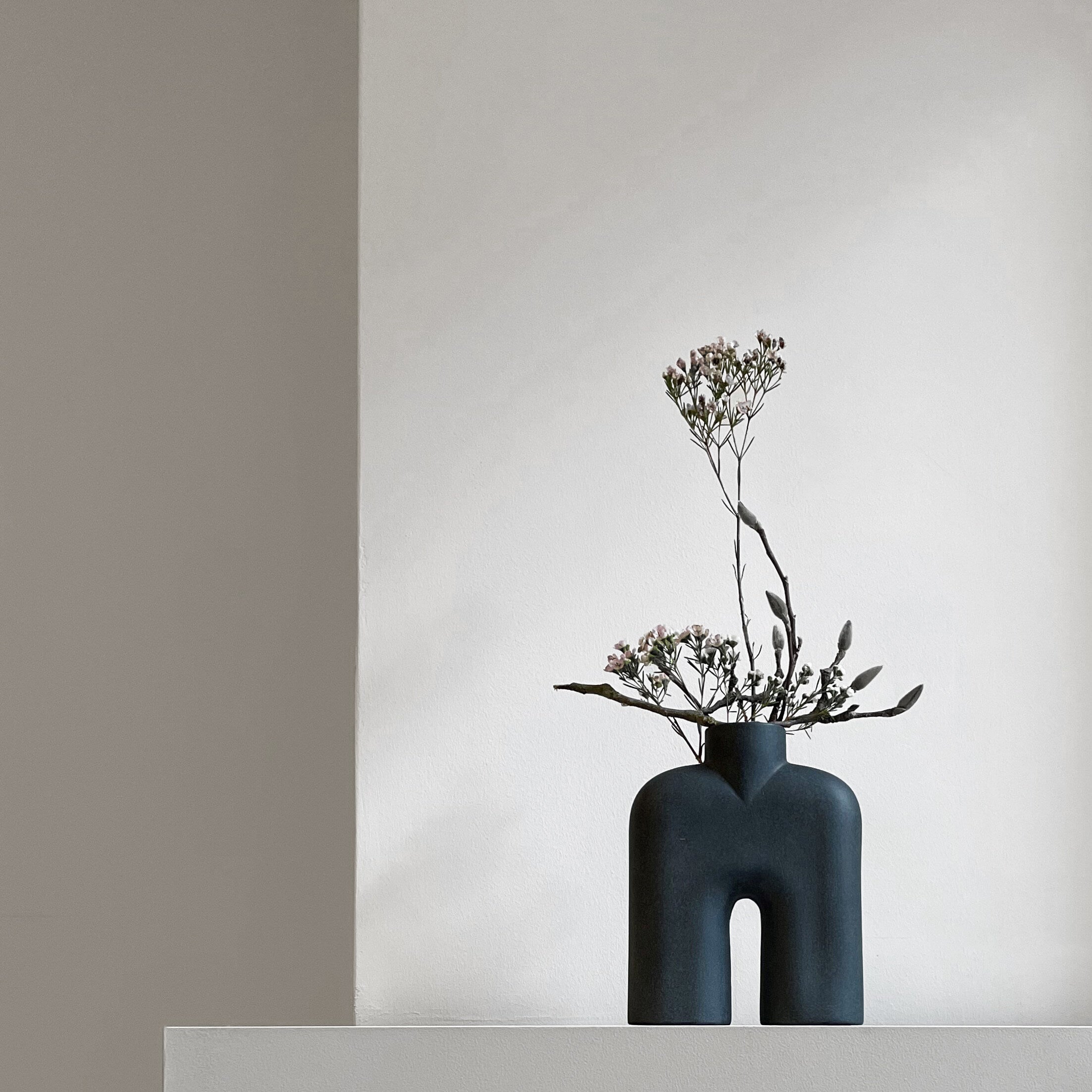 Cobra Vase Tall, Mini - Black
