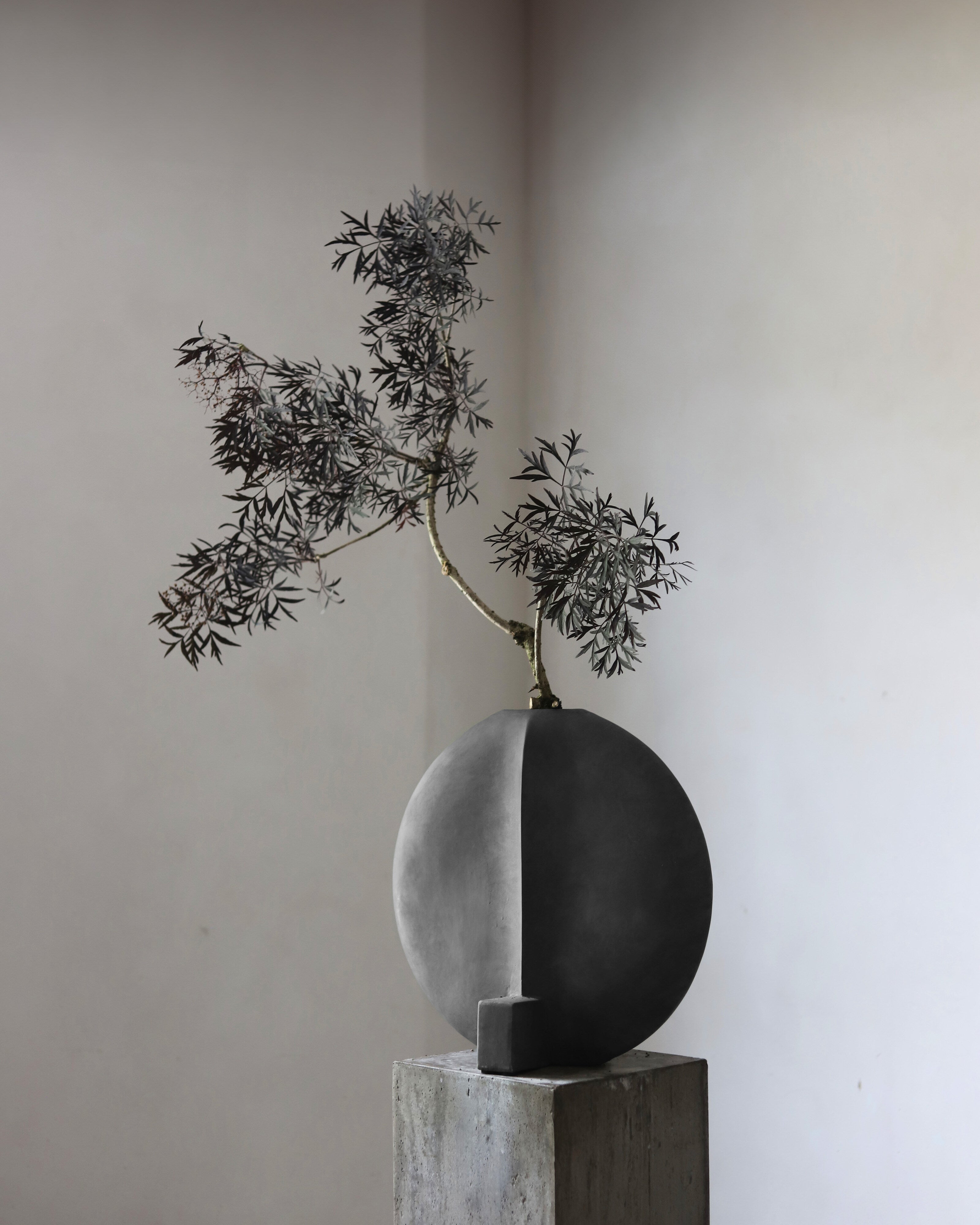 Guggenheim Vase, Big - Dark Grey