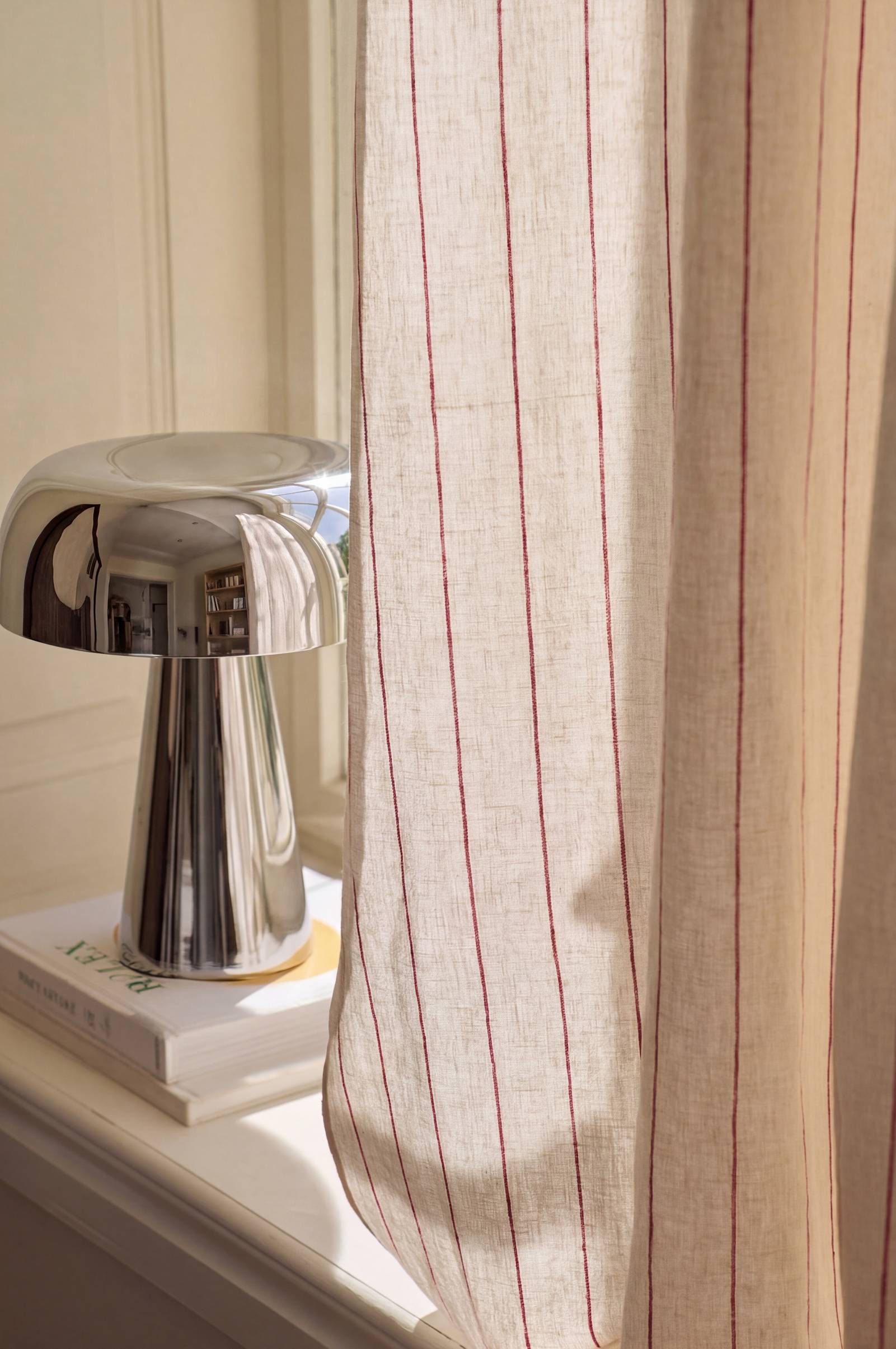 Gardin med multibånd Elly Thin Stripe Wide Pleatingtape i resirkulert halvlinne ekstra bred 1-pakning