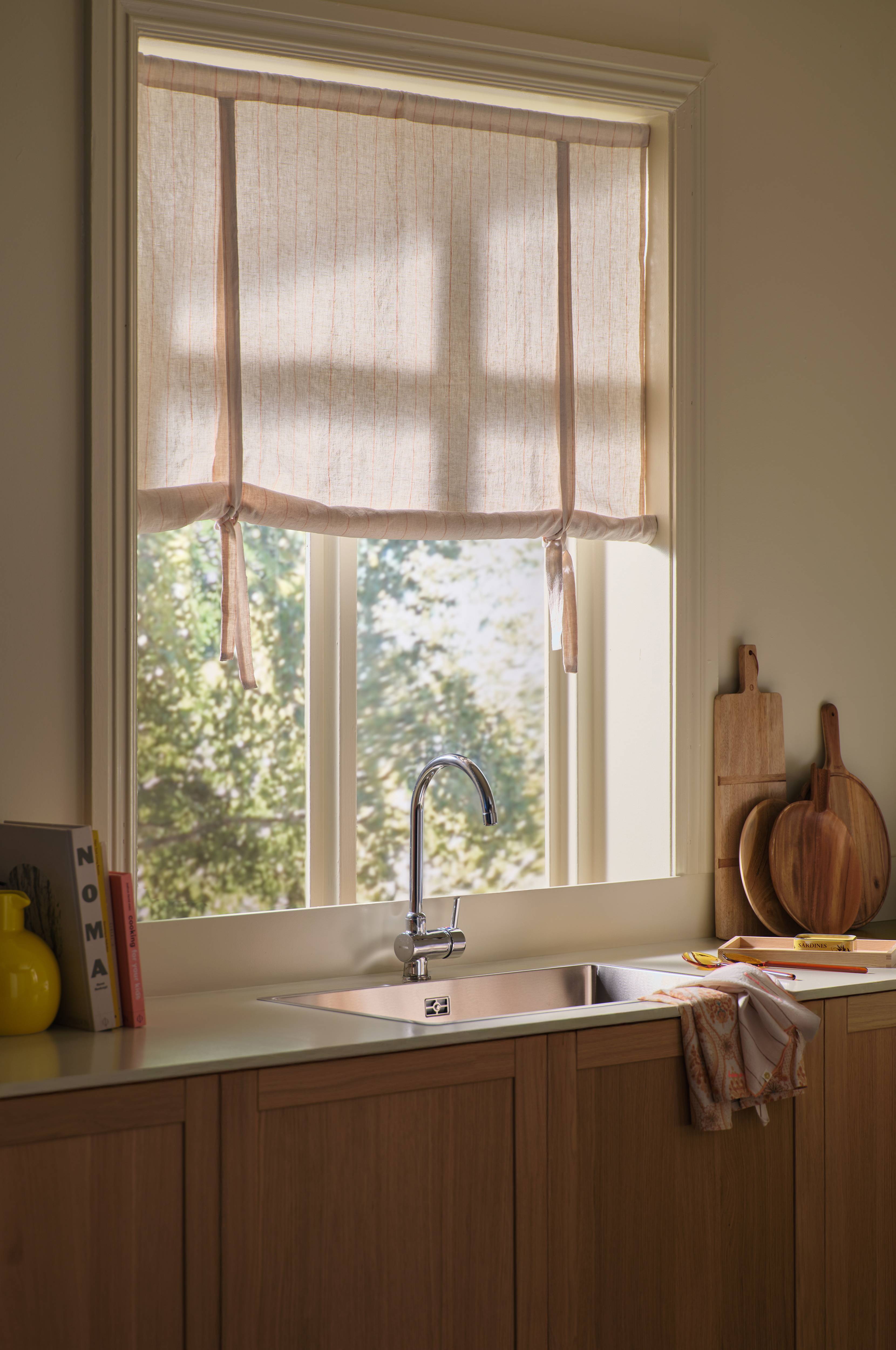 Roll up-gardin Elly Thin Stripe Rollup i resirkulert halvlinne