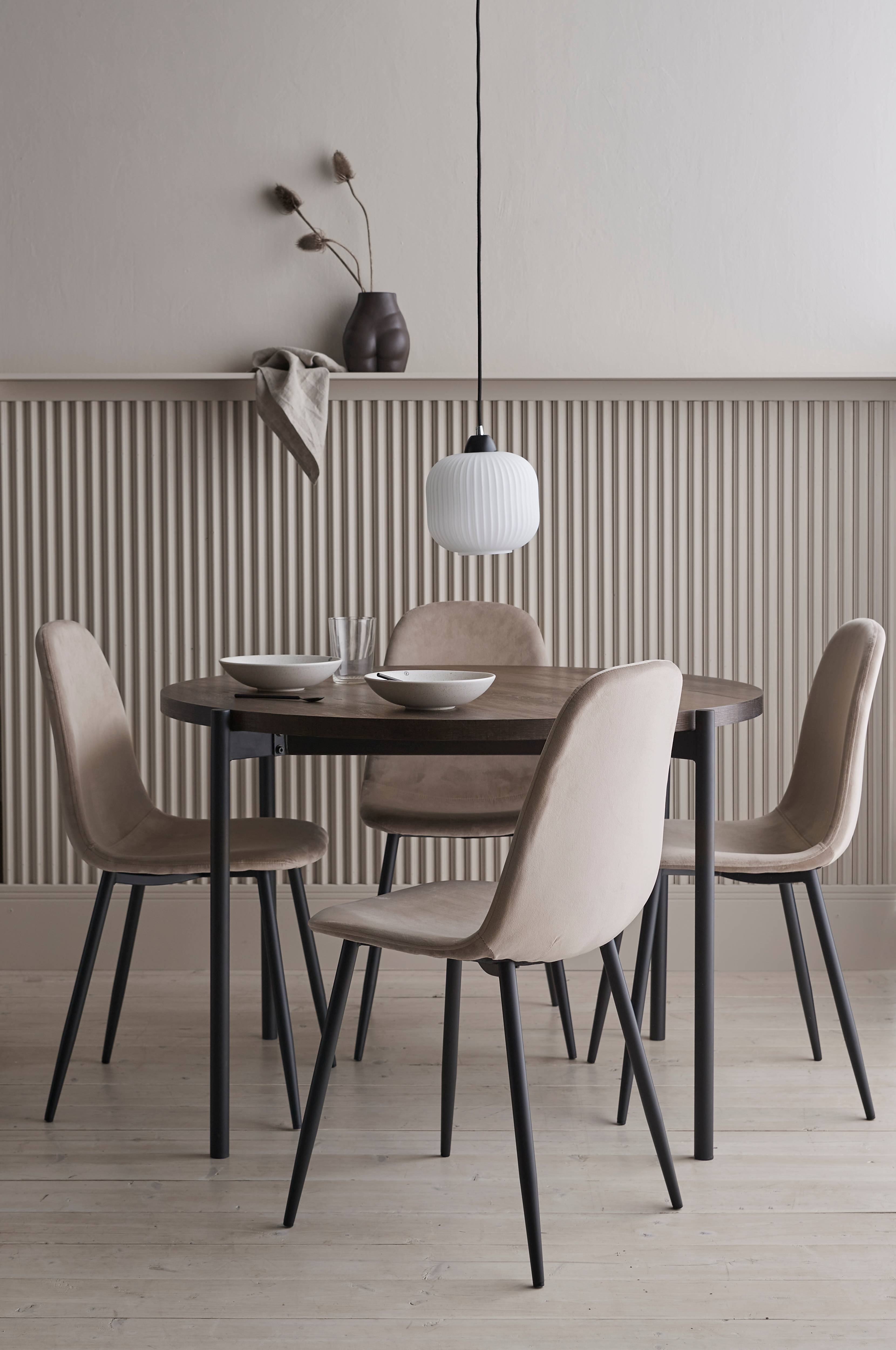 Spisegruppe Gilda med 1 bord og 4 stoler