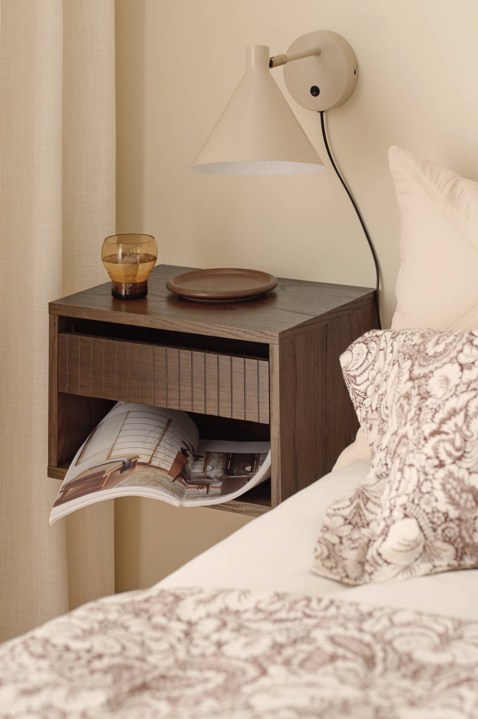 Nattbord / Vegghylle Bedsidetable/storage Roma